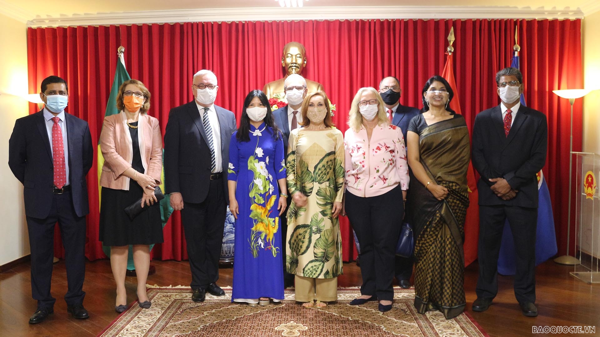 Đại sứ Phạm Thị Kim Hoa và Đại sứ các nước đối tác chiến lược chụp ảnh lưu niệm.