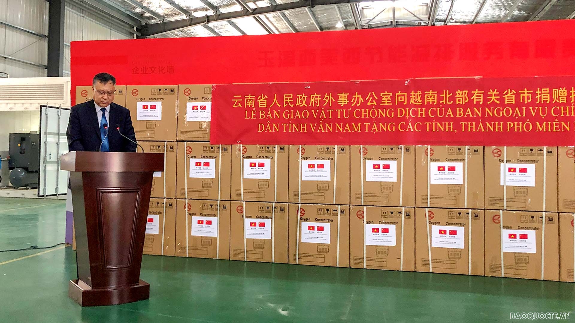 Phó Giám đốc Sở Ngoại vụ tỉnh Vân Nam Hách Côn phát biểu tại Lễ bàn giao 160 máy tạo ô-xy cho 8 tỉnh/thành phố của Việt Nam.
