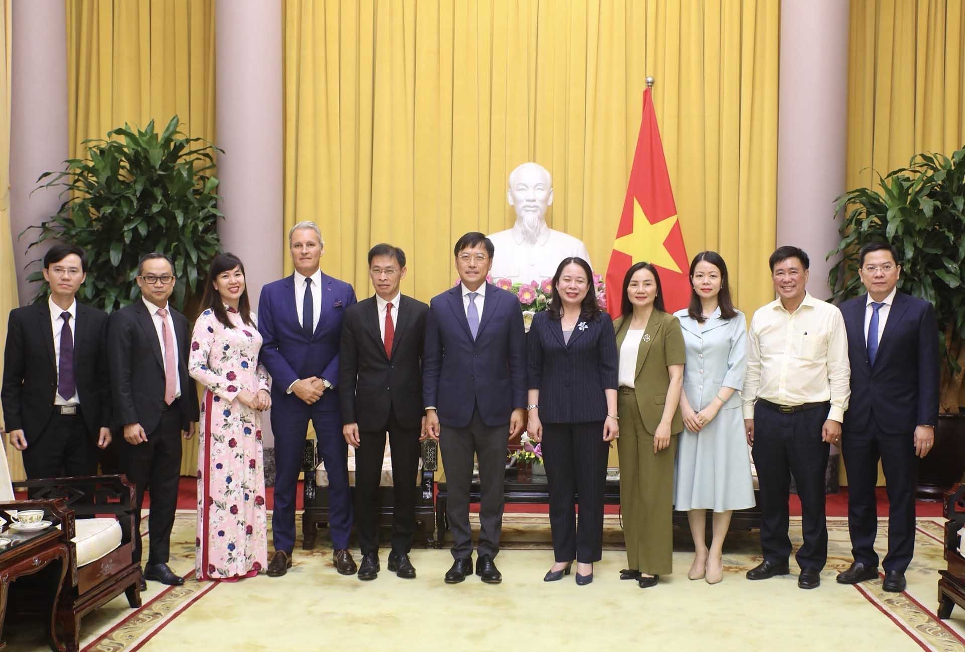 Phó Chủ tịch nước Võ Thị Ánh Xuân chụp ảnh chung với Chủ tịch Tập đoàn Bảo hiểm Nhân thọ AIA Lee Yuan Siong và các đại biểu. (Nguồn: TTXVN)