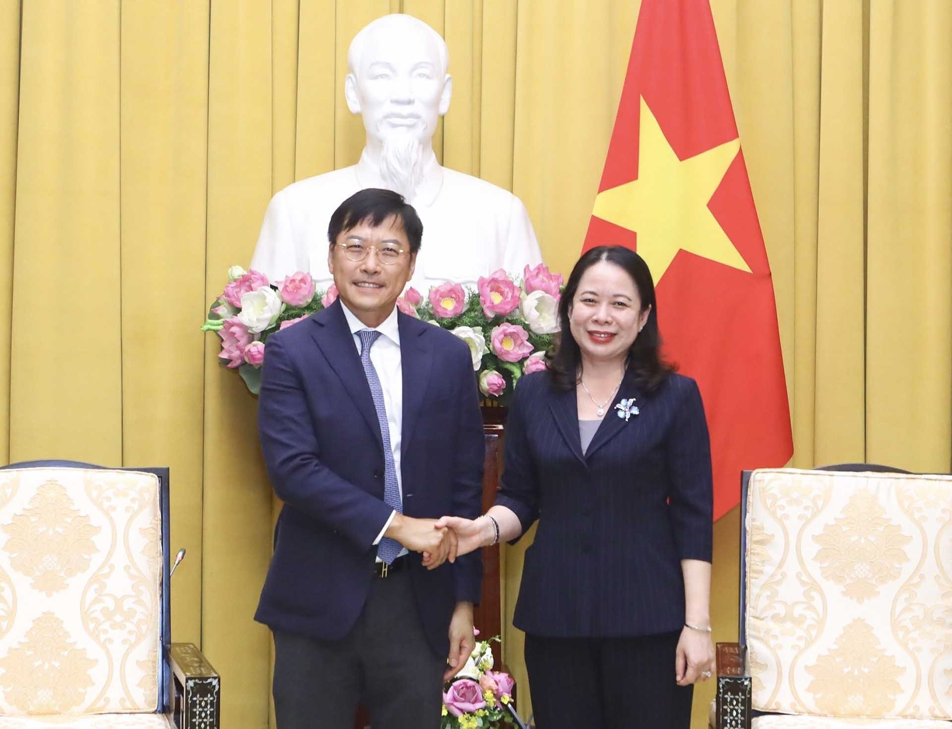 Phó Chủ tịch nước Võ Thị Ánh Xuân tiếp Chủ tịch kiêm Tổng Giám đốc điều hành Tập đoàn Bảo hiểm Nhân thọ AIA Lee Yuan Siong. (Nguồn: TTXVN)