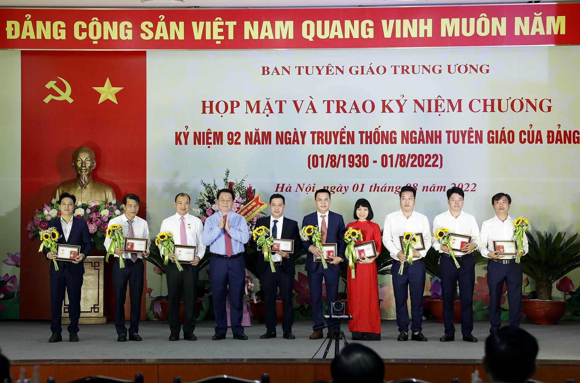 Đồng chí Nguyễn Trọng Nghĩa, Bí thư Trung ương Đảng, Trưởng Ban Tuyên giáo Trung ương trao Kỷ niệm chương cho các cá nhân. (Nguồn:  TTXVN)