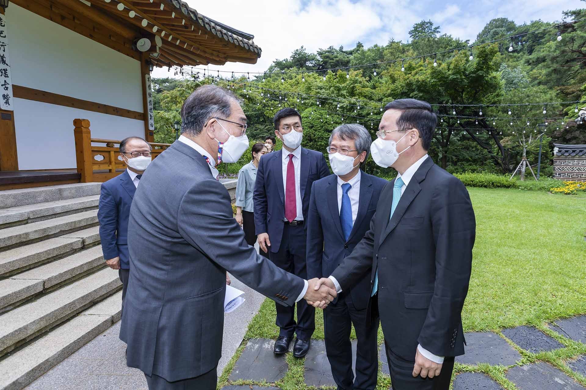 Chủ tịch Quỹ giao lưu Quốc tế Hàn Quốc (trái) đón đồng chí Võ Văn Thưởng và Đoàn đại biểu tại Seoul. (Nguồn: TTXVN)