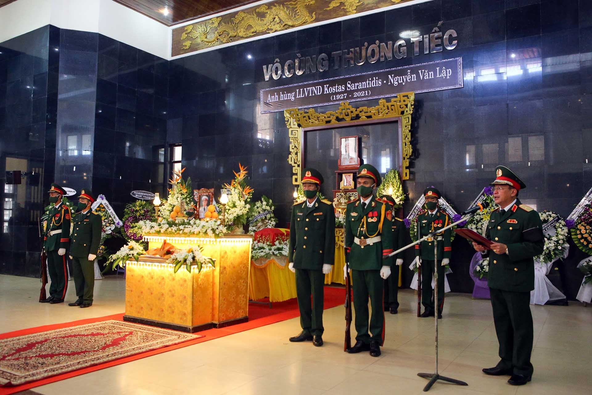 Quang cảnh lễ truy điệu Anh hùng lực lượng vũ trang nhân dân Kostas Sarantidis - Nguyễn Văn Lập. (Nguồn: TTXVN)
