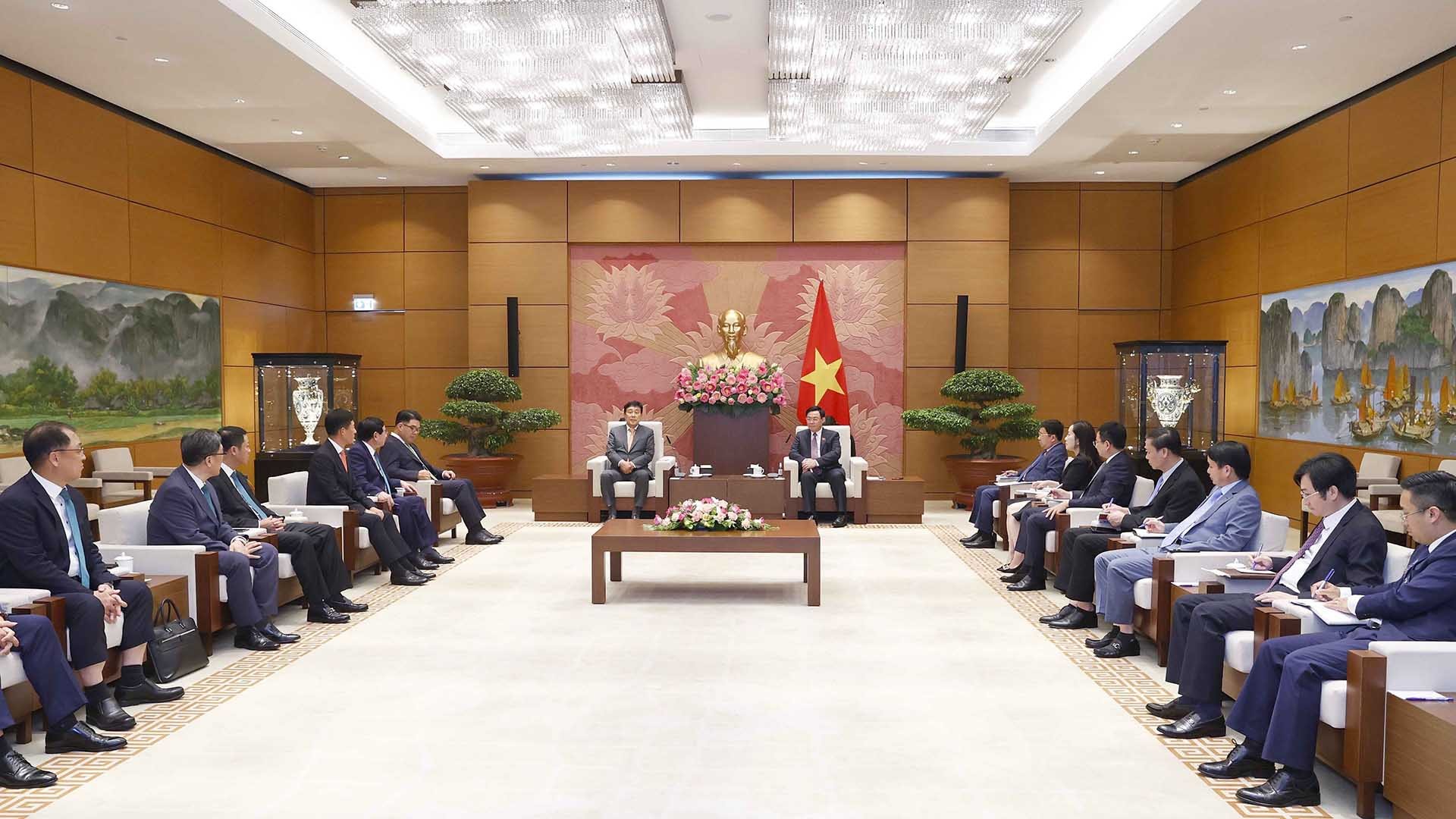 Chủ tịch Quốc hội Vương Đình Huệ tiếp ông Kim Jung Tai, Chủ tịch Ủy ban Chiến lược toàn cầu, Tập đoàn Tài chính Hana (Hàn Quốc).