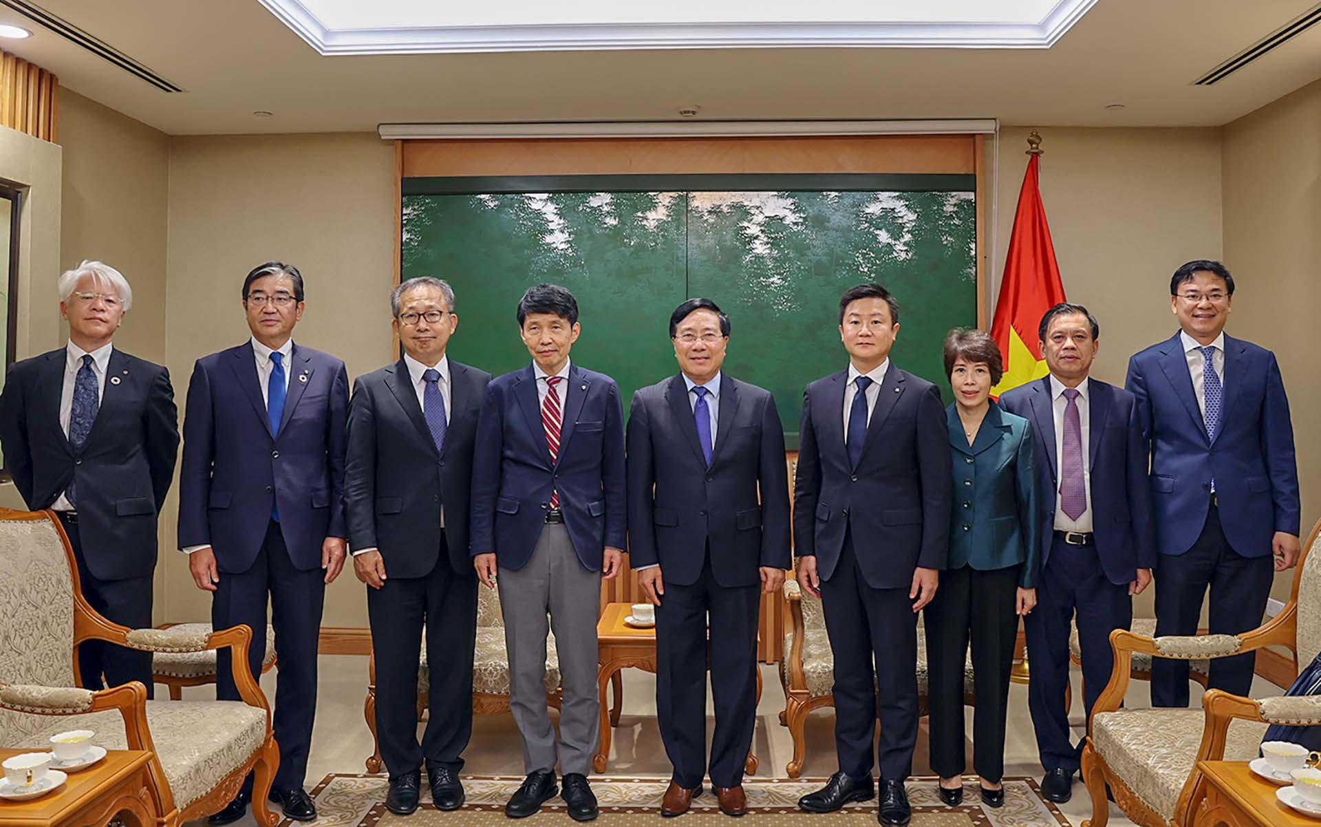 Phó Thủ tướng Thường trực Phạm Bình Minh và Thống đốc tỉnh Gunma Yamamoto Ichita cùng các đại biểu. (Nguồn: VGP)