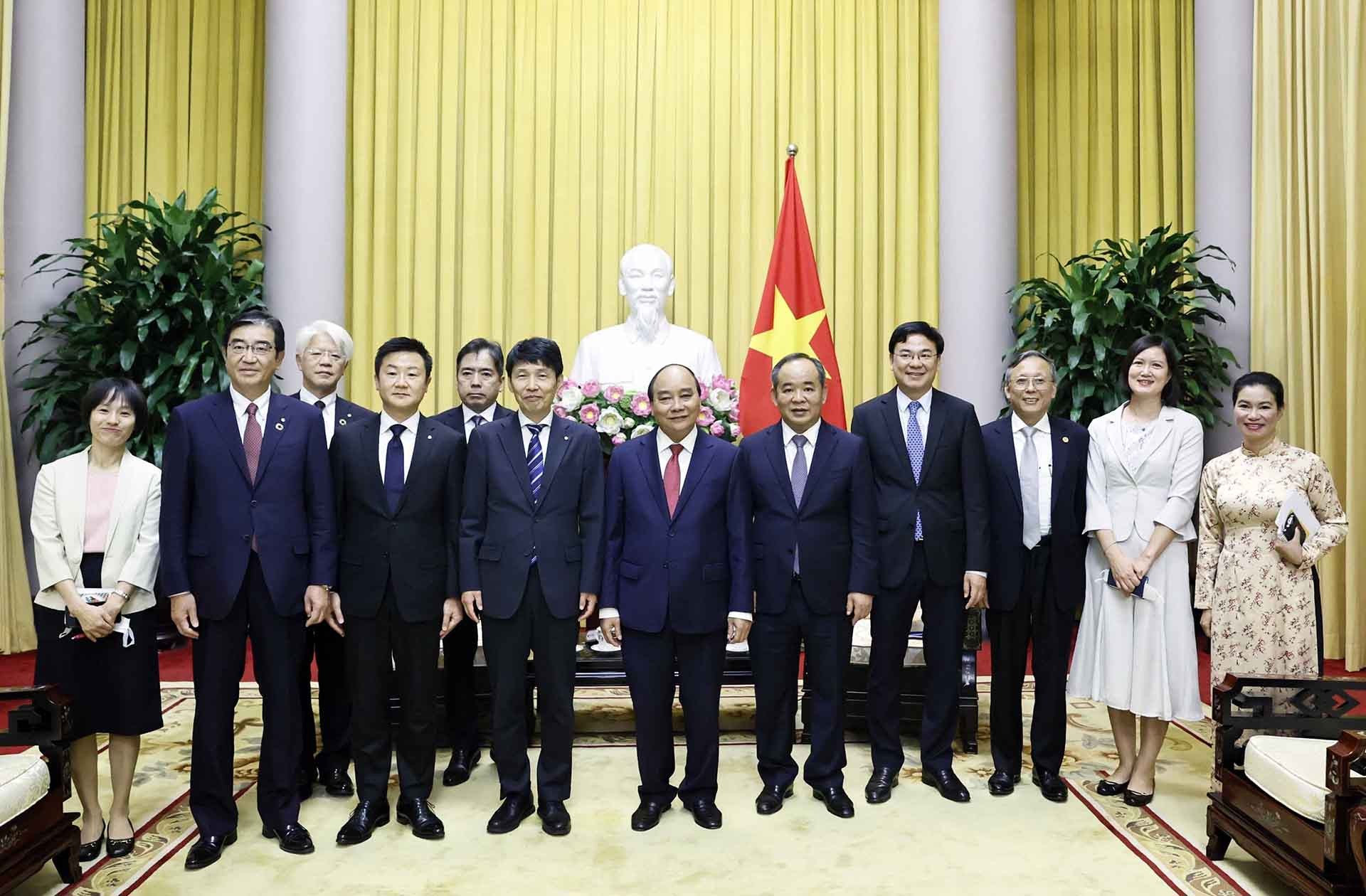 Chủ tịch nước Nguyễn Xuân Phúc chụp ảnh chung với Thống đốc tỉnh Gunma, Nhật Bản Yamamoto Ichita và các đại biểu. (Nguồn: TTXVN)