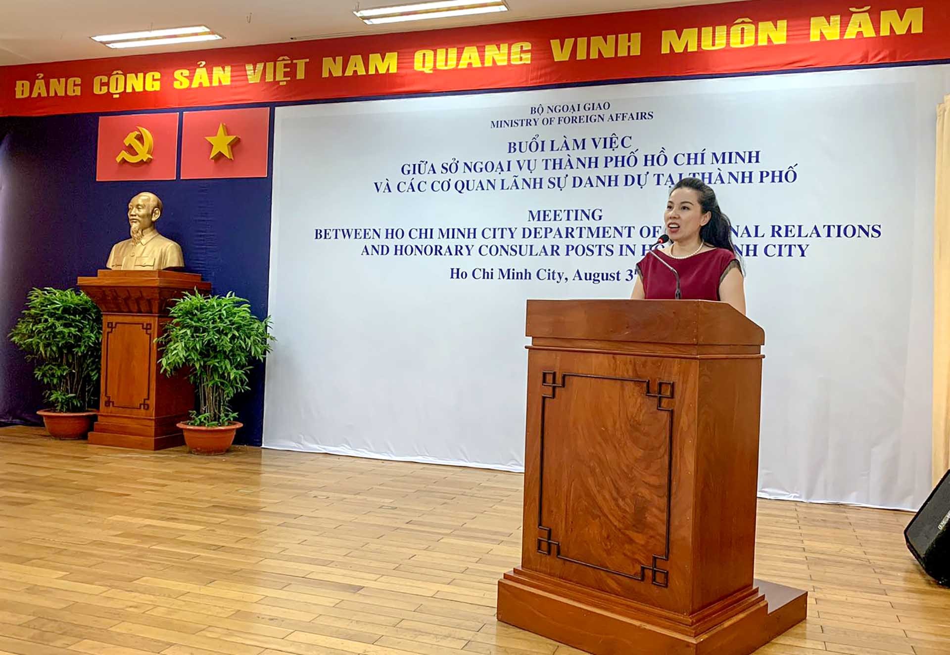 Bà Phạm Trần Thanh Thảo, Phó Giám đốc Sở Ngoại vụ TP. Hồ Chí Minh phát biểu.
