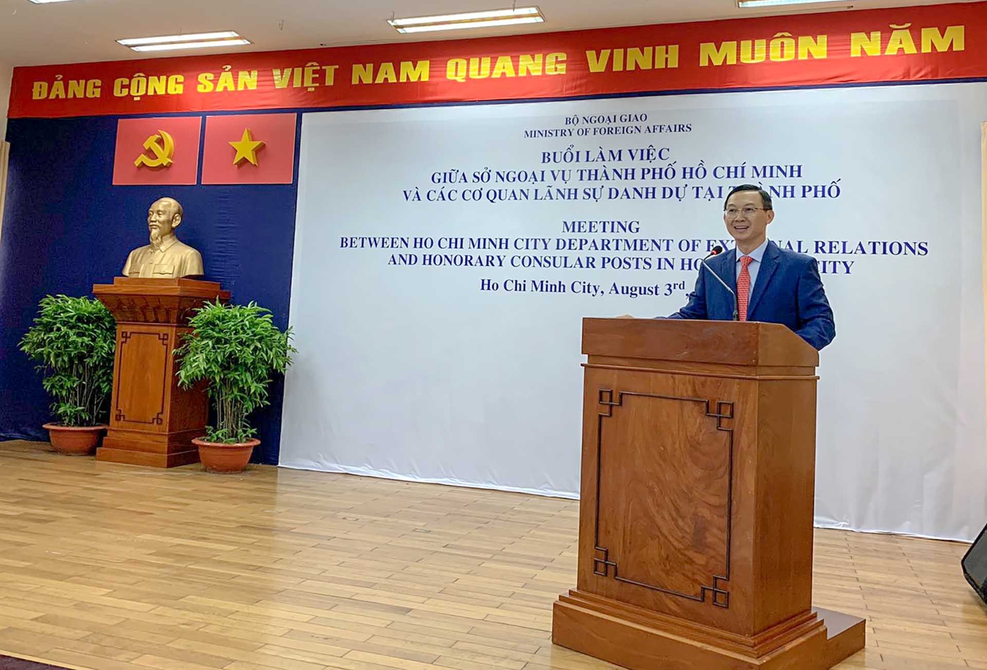 Ông Trần Phước Anh, Giám đốc Sở Ngoại vụ TP. Hồ Chí Minh phát biểu