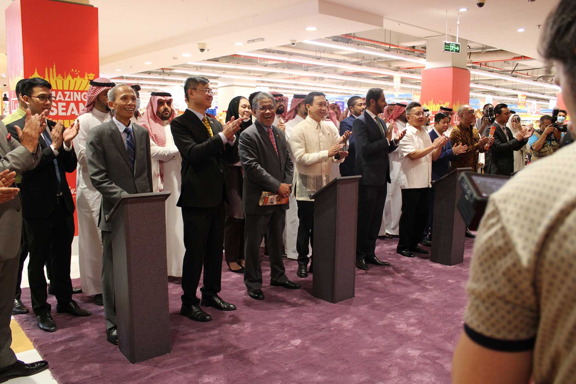 Các Đại sứ nhấn nút khai trương hàng ASEAN tại Lulu.