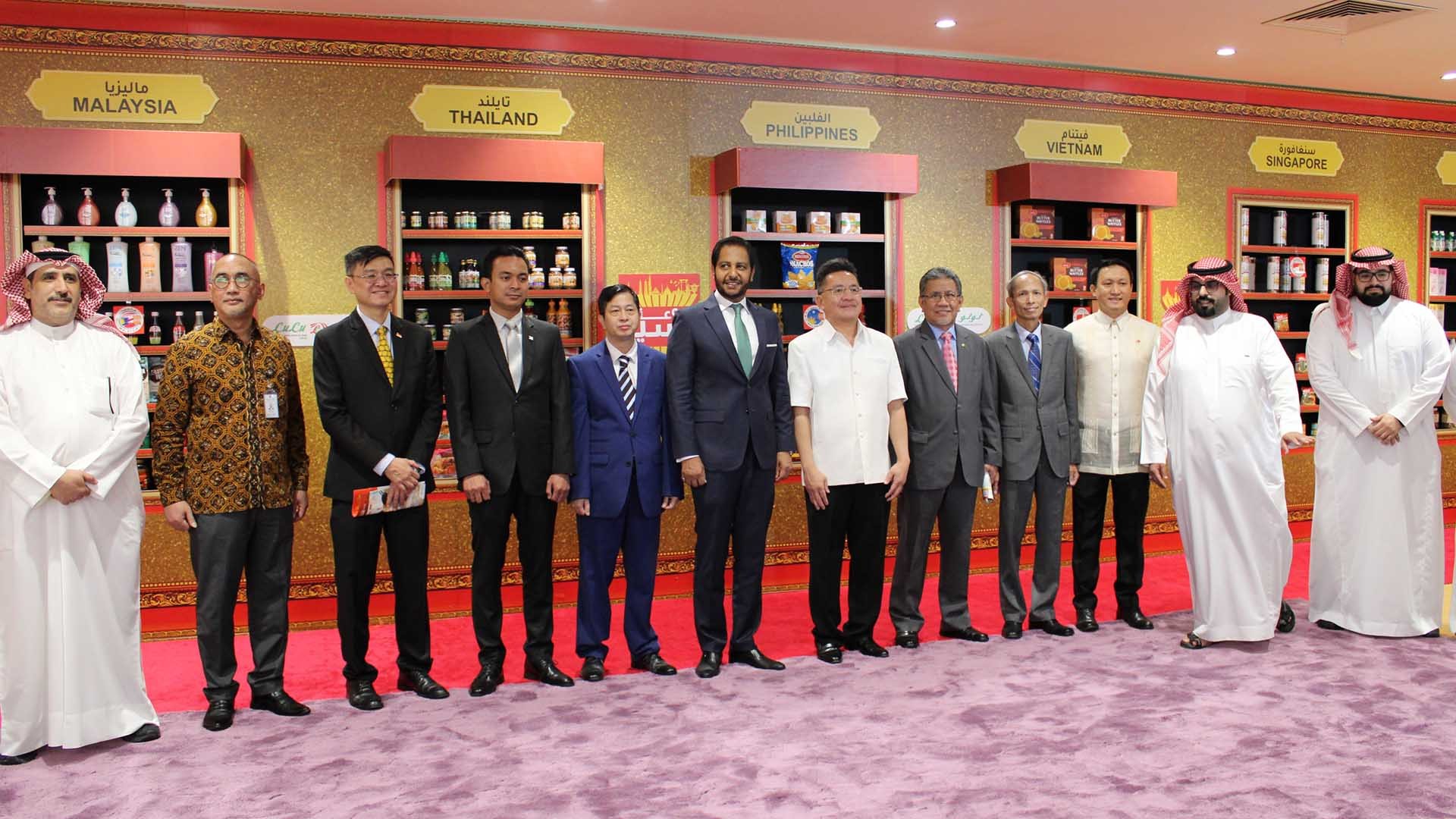 Các Đại sứ và đại diện Lulu chụp ảnh trước các sản phẩm của ASEAN