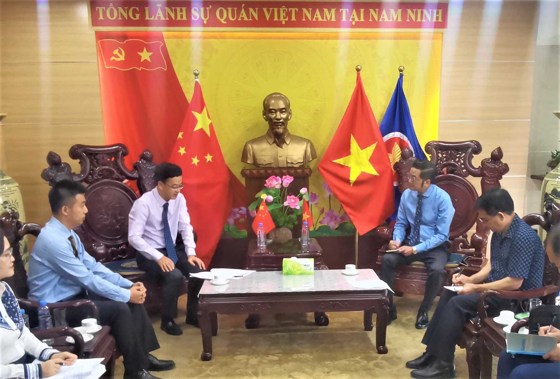 Tổng Lãnh sự Đỗ Nam Trung và Phó Thị trưởng Phòng Thành Cảng Vương Liệt Quân.