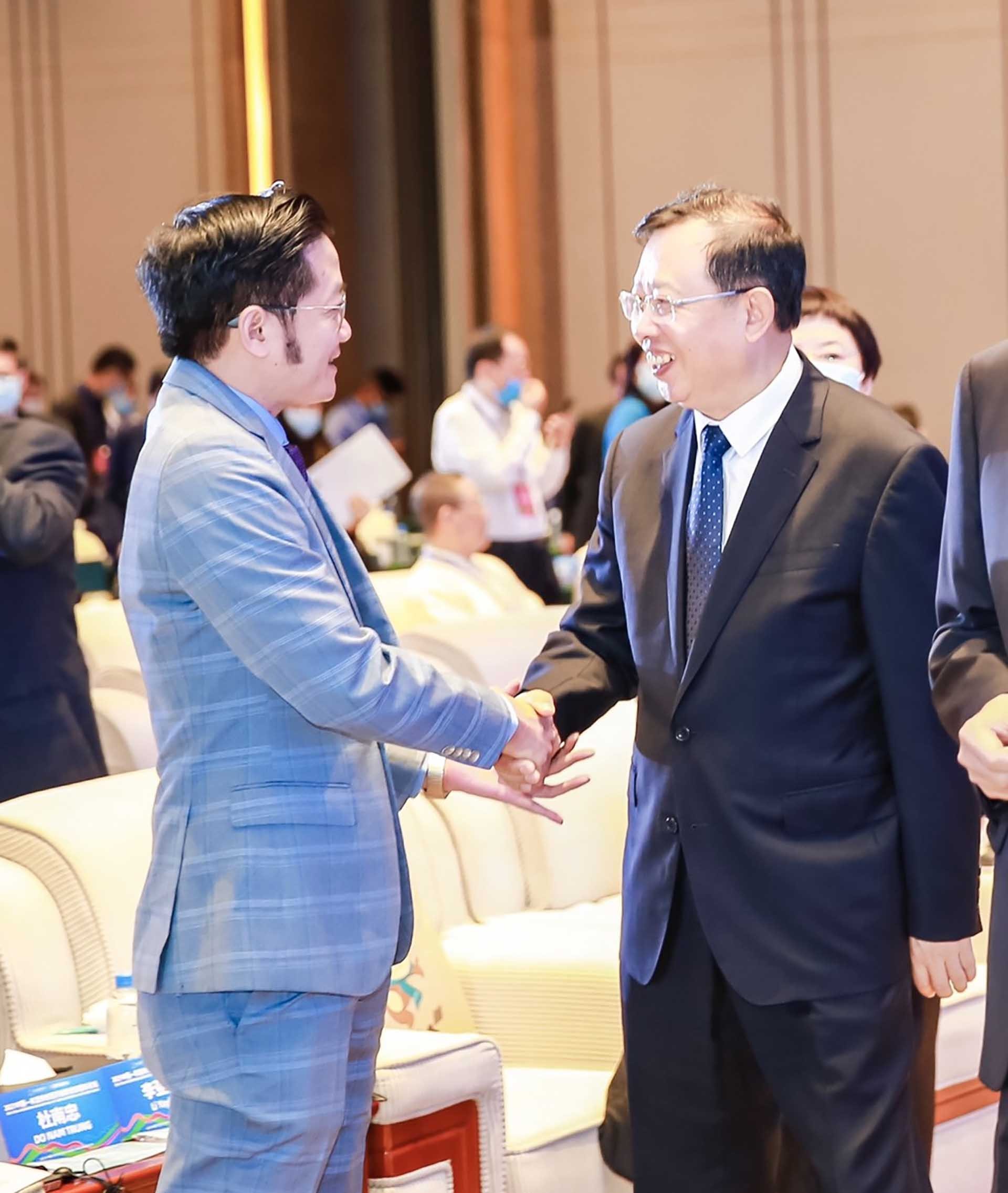 Tổng Lãnh sự Đỗ Nam Trung và Phó Chủ tịch Quảng Tây Lý Bân tại Diễn đàn hợp tác dược phẩm Trung Quốc-ASEAN lần thứ 6.