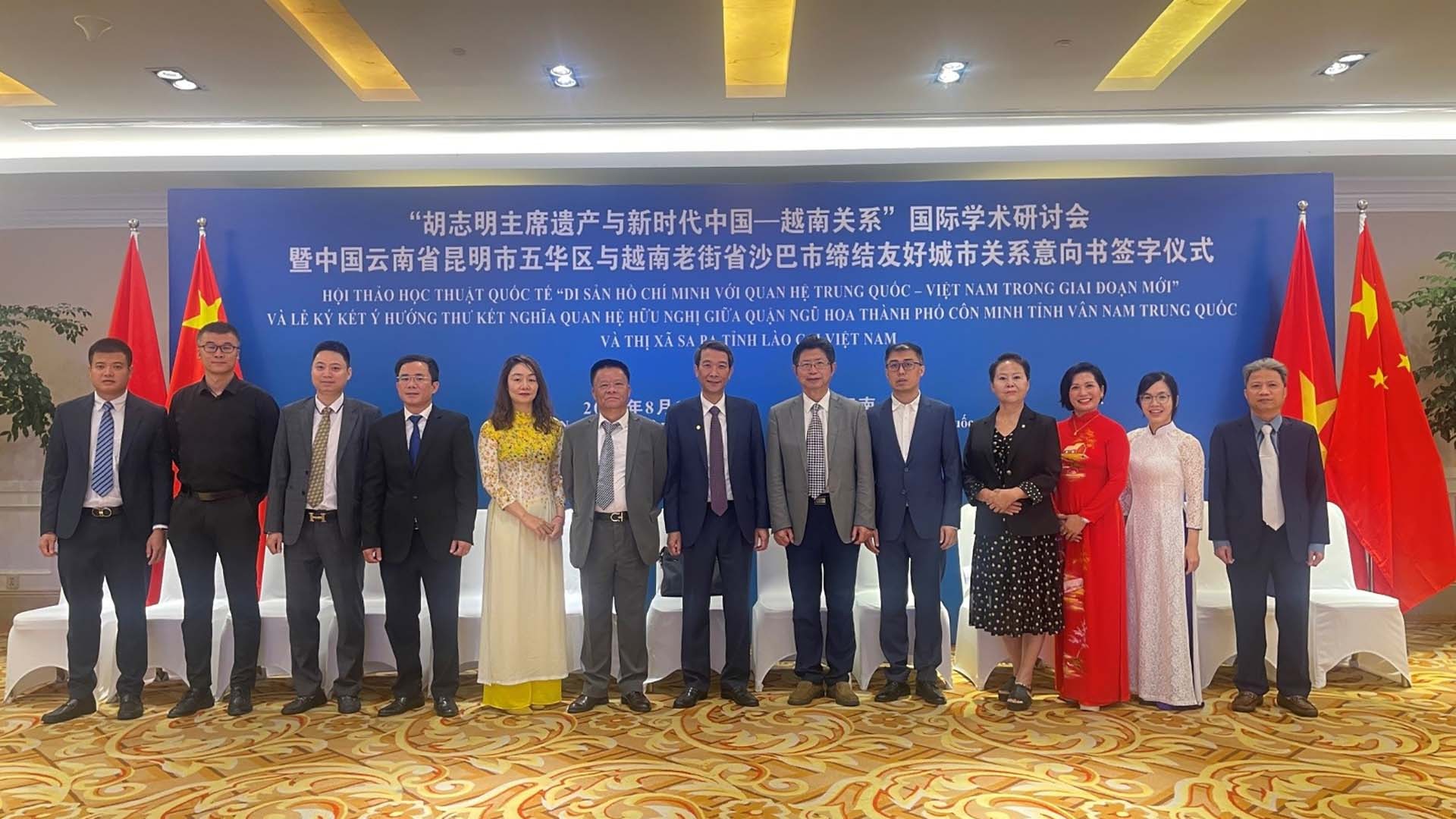 Tổng lãnh sự quán Việt Nam tại Côn Minh cùng đại diện cộng đồng Việt Kiều, cộng đồng doanh nghiệp tham dự Hội thảo.