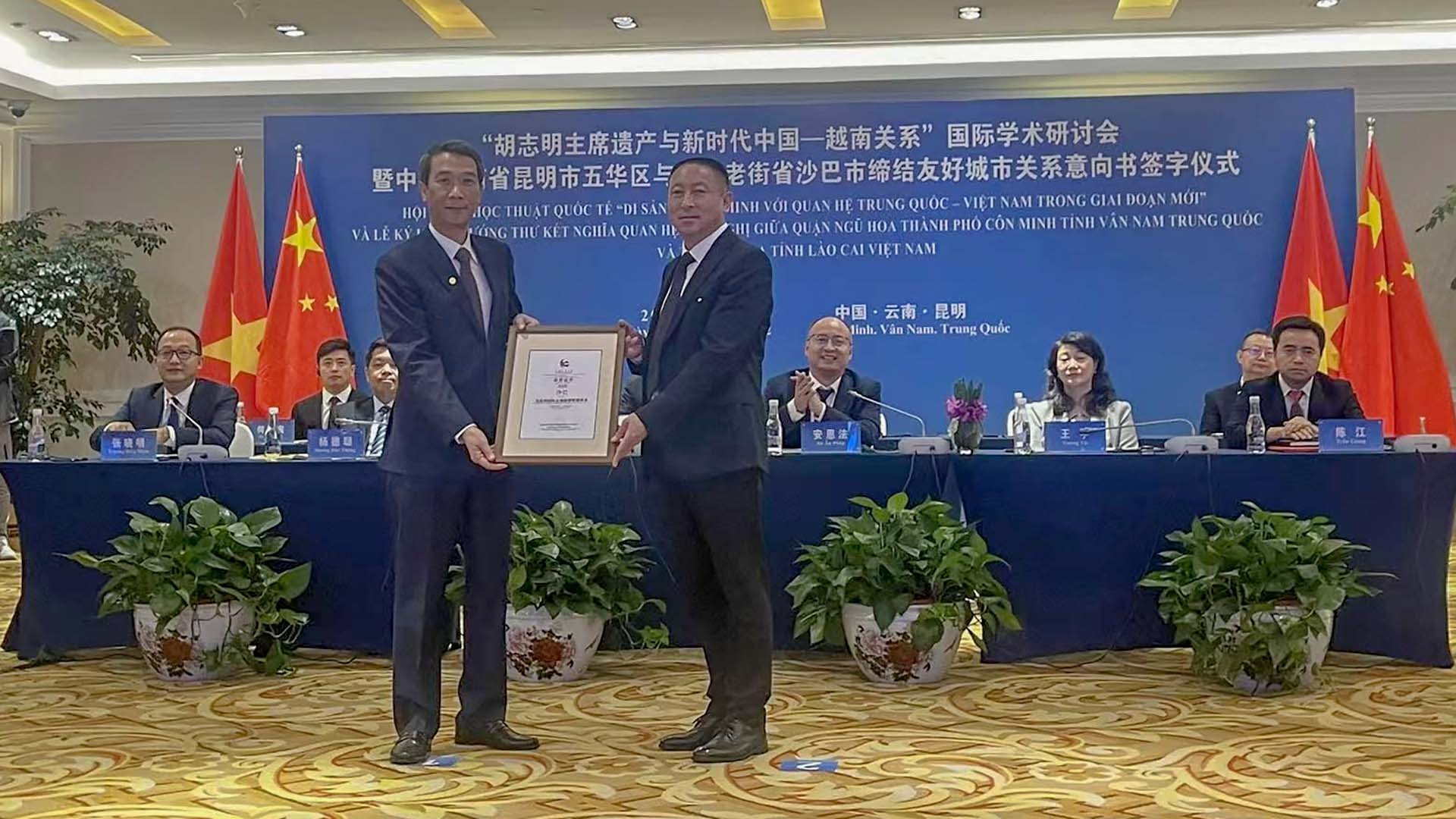 Tổng lãnh sự Việt Nam tại Côn Minh Nguyễn Trung Hiếu thay mặt thị xã Sapa tiếp nhận Giấy chứng nhận gia nhập Liên minh du lịch quốc tế các thành phố hữu nghị thành phố Côn Minh.
