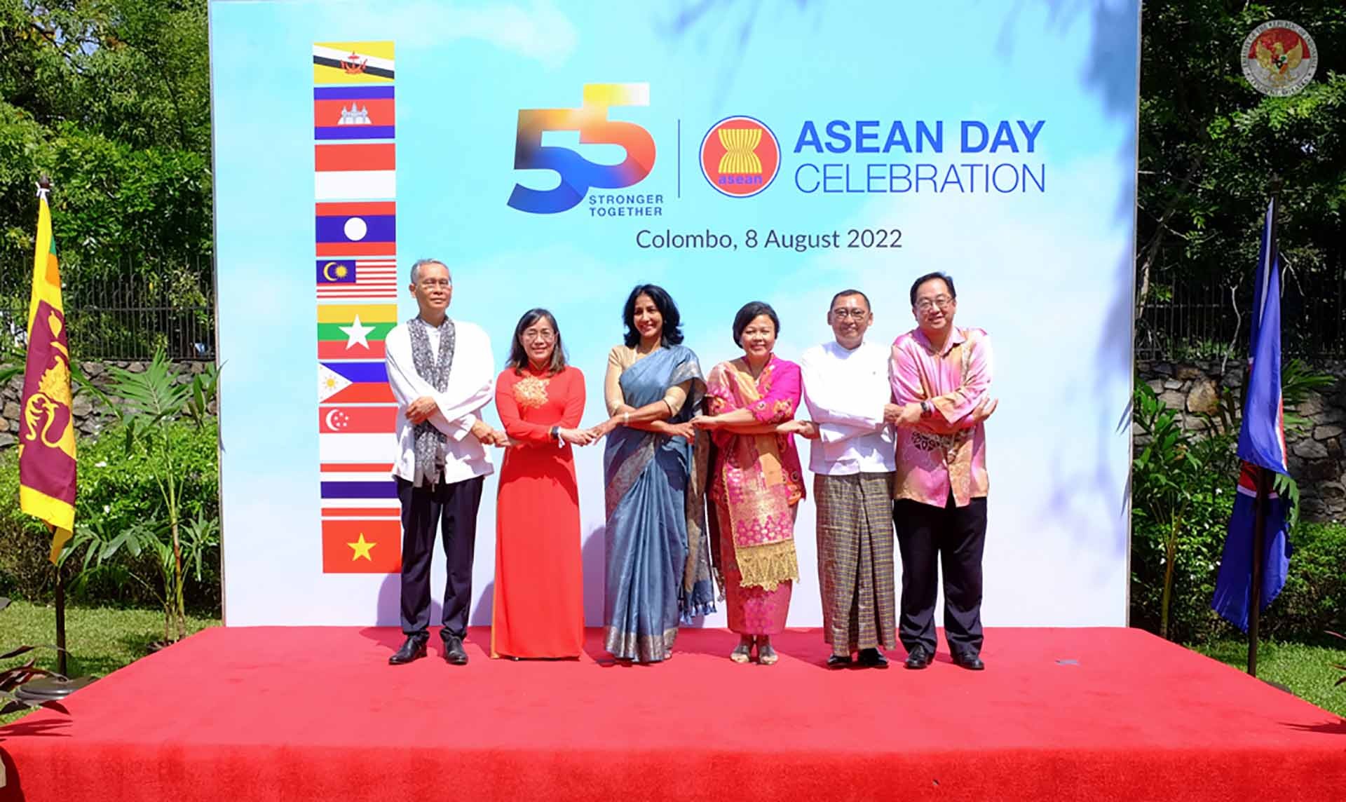 Đại sứ các nước ASEAN chụp ảnh cùng Thứ trưởng Ngoại giao Aruni Wijewardane.