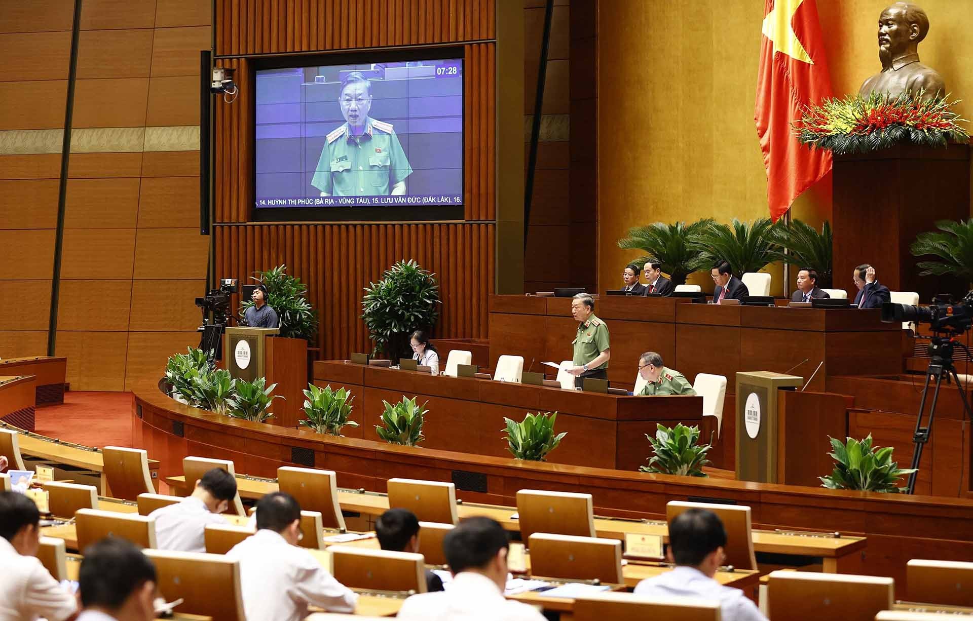 Đại tướng Tô Lâm, Bộ trưởng Bộ Công an trả lời chất vấn. (Nguồn: TTXVN)