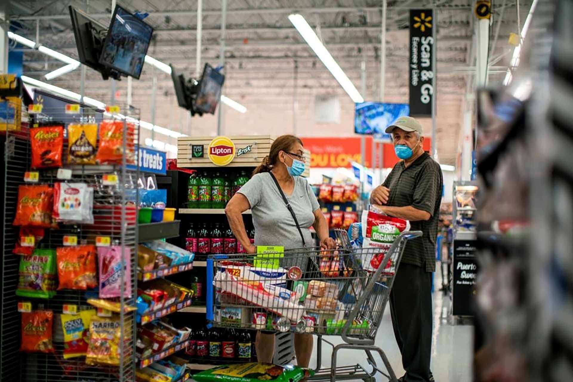 Người tiêu dùng Mỹ mua sắm tại một siêu thị Walmart ở New Jersey. (Nguồn: Reuters)
