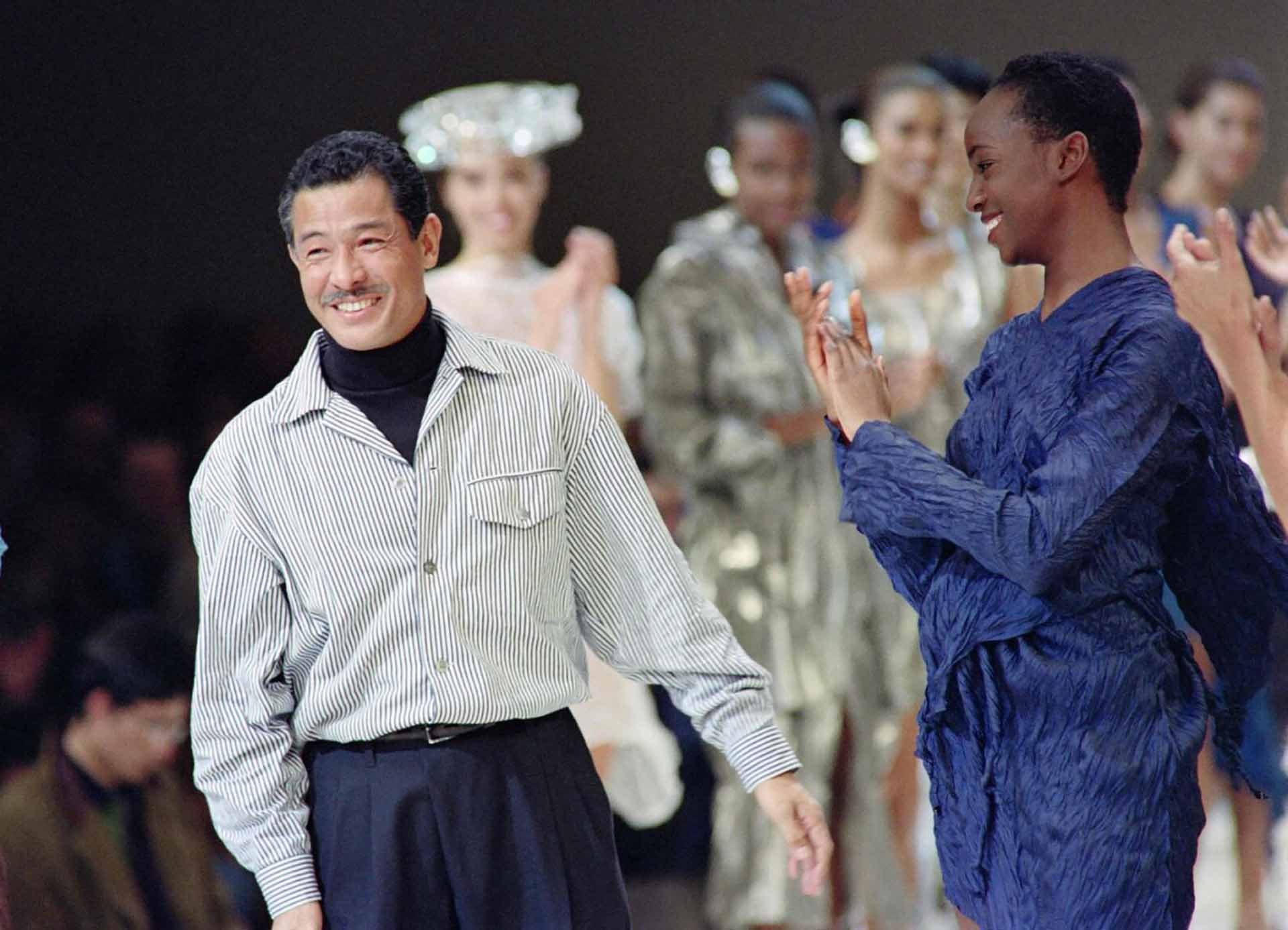 Nhà thiết kế Issey Miyake hậu show diễn ở Paris năm 1991. (Nguồn: Getty)