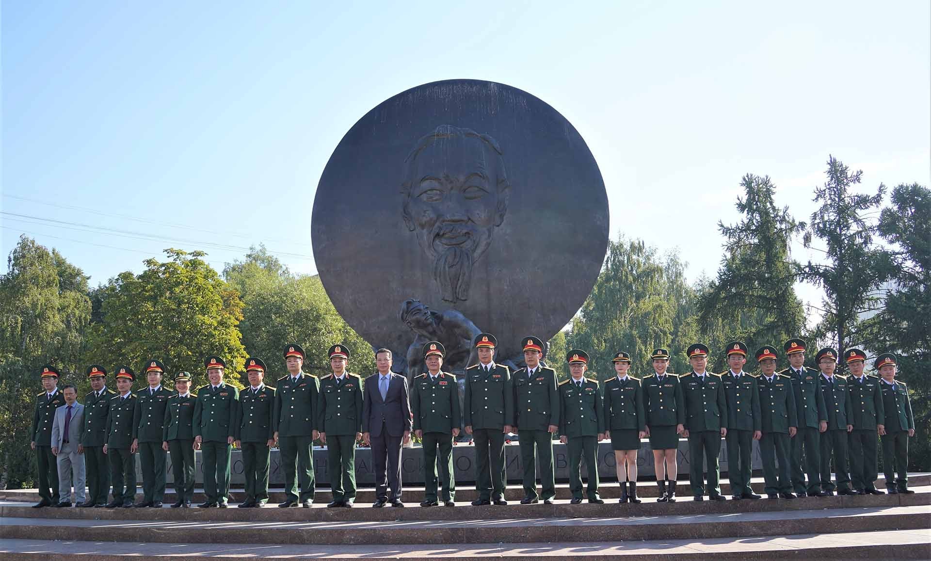 Đoàn đại biểu cấp cao Quân đội nhân dân (QĐND) Việt Nam chụp ảnh lưu niệm tại tượng đài Bác Hồ ở thủ đô Moskva. (Nguồn: TTXVN)