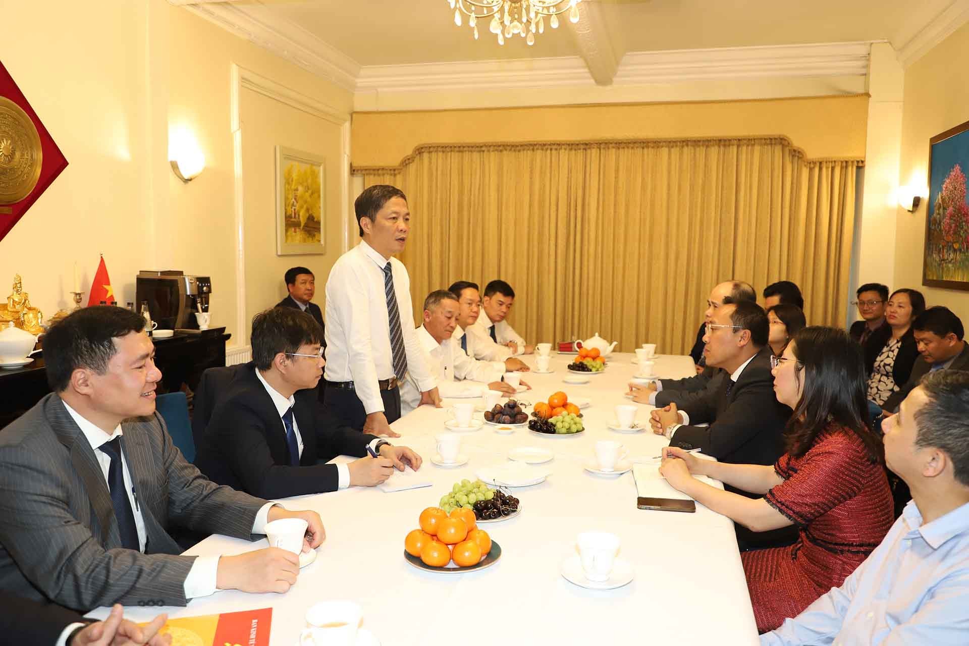 Trưởng Ban Kinh tế Trung ương Trần Tuấn Anh thông báo những nét lớn về quan điểm, chủ trương, đường lối của Đảng và Nhà nước về phát triển kinh tế - xã hội với cán bộ nhân viên Đại sứ quán và các cơ quan Việt Nam tại Anh. (Nguồn: TTXVN)