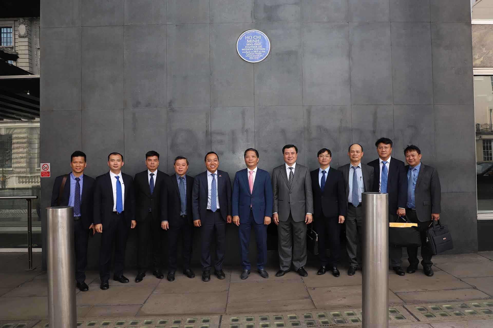 Trưởng Ban Kinh tế Trung ương Trần Tuấn Anh và đoàn công tác thăm Biển tưởng niệm Chủ tịch Hồ Chí Minh tại Tòa nhà New Zealand trên phố Hay Market ở thủ đô London. (Nguồn: TTXVN)