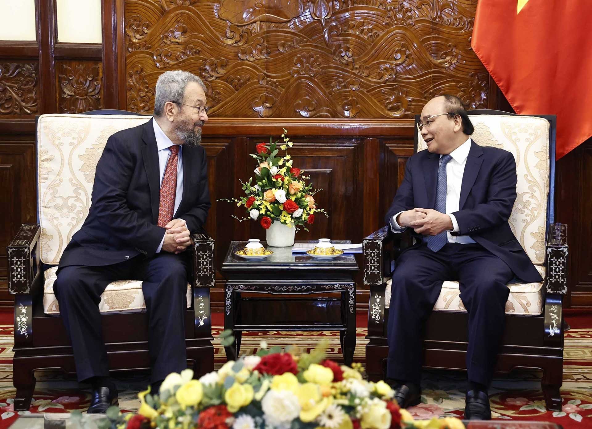 Chủ tịch nước Nguyễn Xuân Phúc tiếp cựu Thủ tướng Israel Ehud Barak. (Nguồn: TTXVN)
