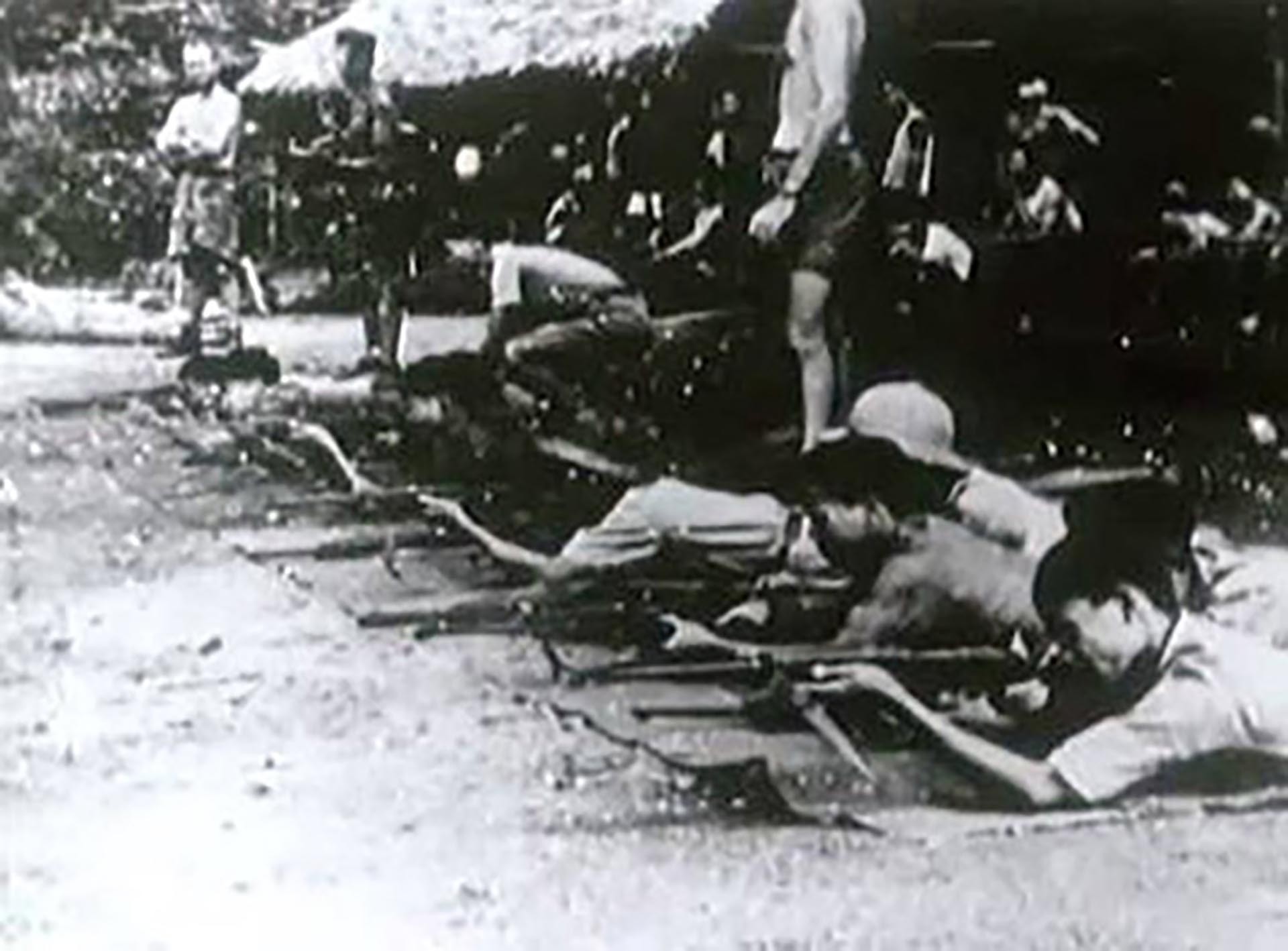 Đội Con Nai hướng dẫn Việt Minh sử dụng súng.
