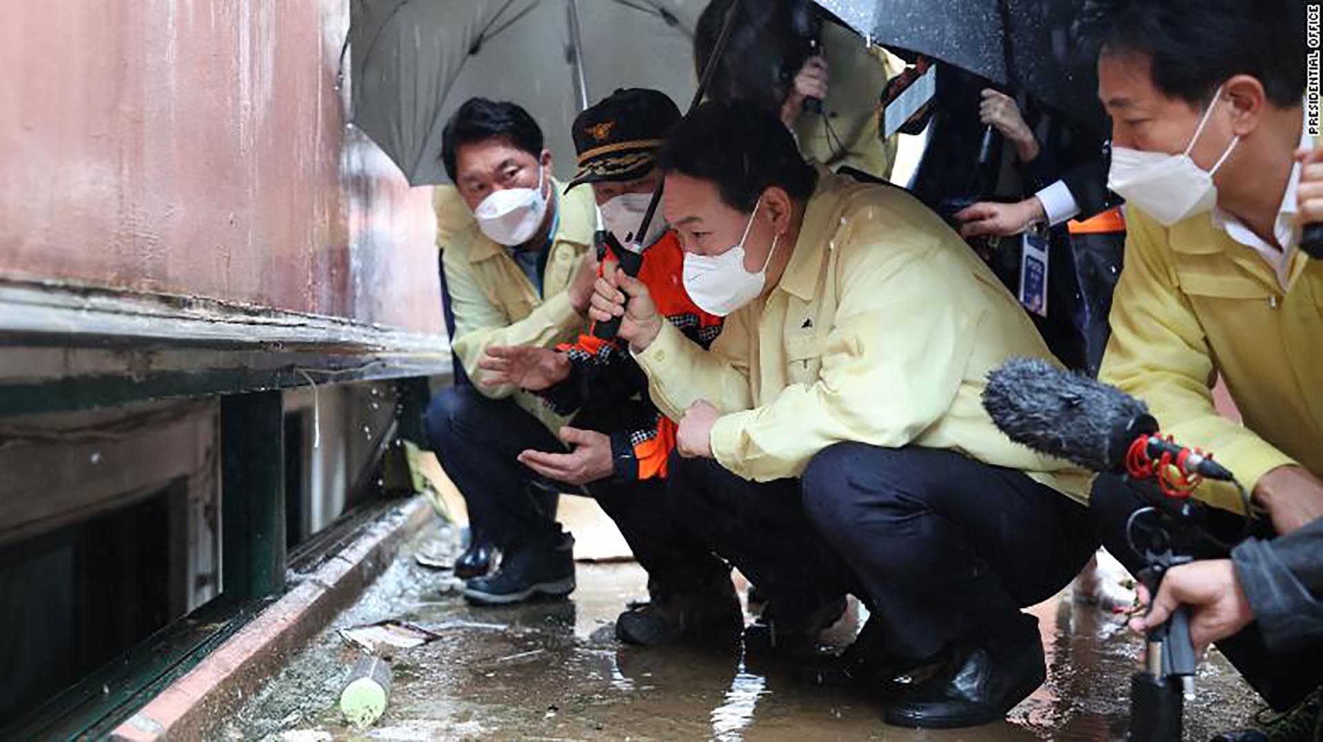 Tổng thống Hàn Quốc Yoon Suk Yeol đến thăm nhà bán hầm bị ngập lụt ở quận Gwanak của Seoul, nơi một gia đình thiệt mạng vì lũ lụt, ngày 10/8. (Nguồn: CNN)