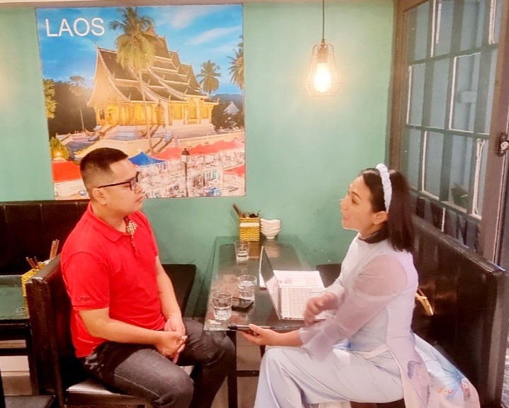 Tác giả đang trao đổi với chủ nhà hàng Khua Lao Phoumphithath  Oupaseuth - Hoàng Duy Phúc. (Ảnh: Nguyễn Cường)