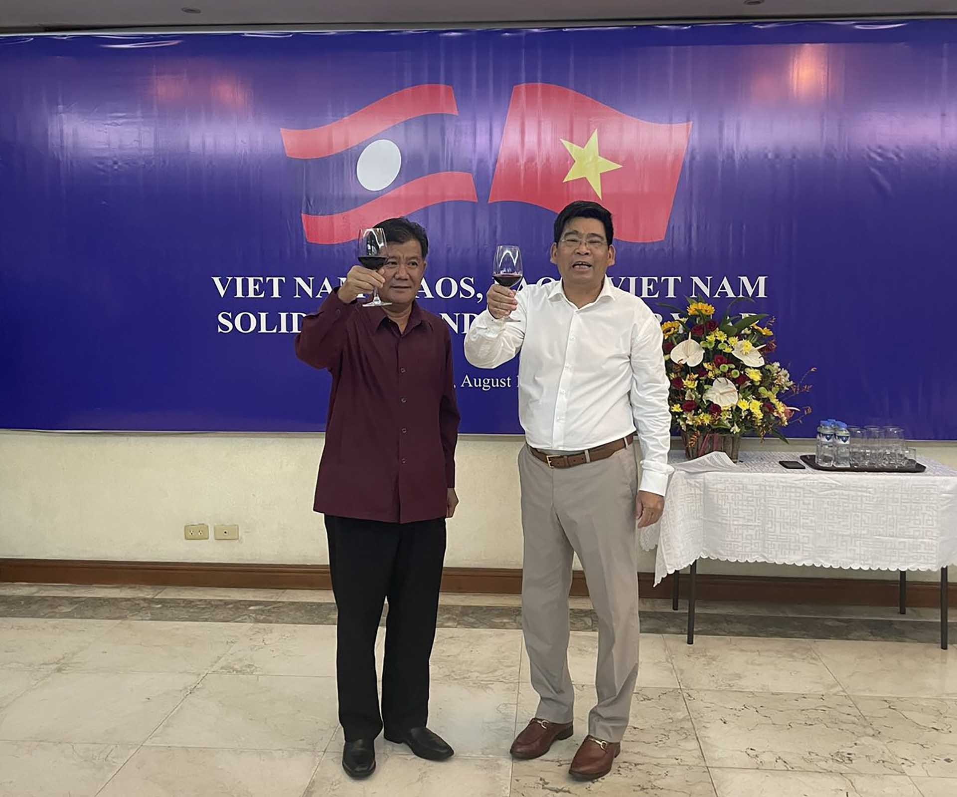 Hai Đại sứ nâng ly chúc mừng Năm Đoàn kết Hữu Nghị Việt Nam - Lào 2022