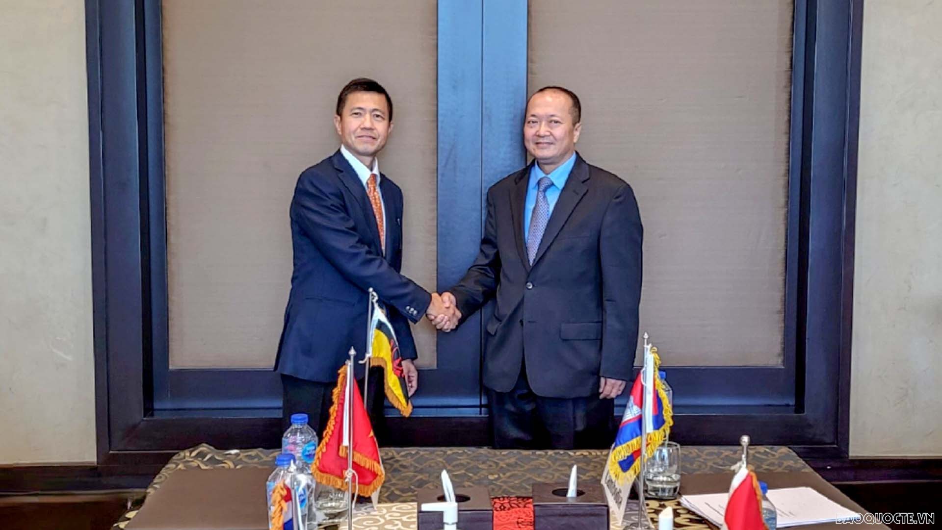 Đại sứ Nguyễn Huy Dũng tiếp nhận bàn giao vị trí Chủ tịch luân phiên ACC từ Đại sứ Thái Lan Puttaporn Ewtoksan. 