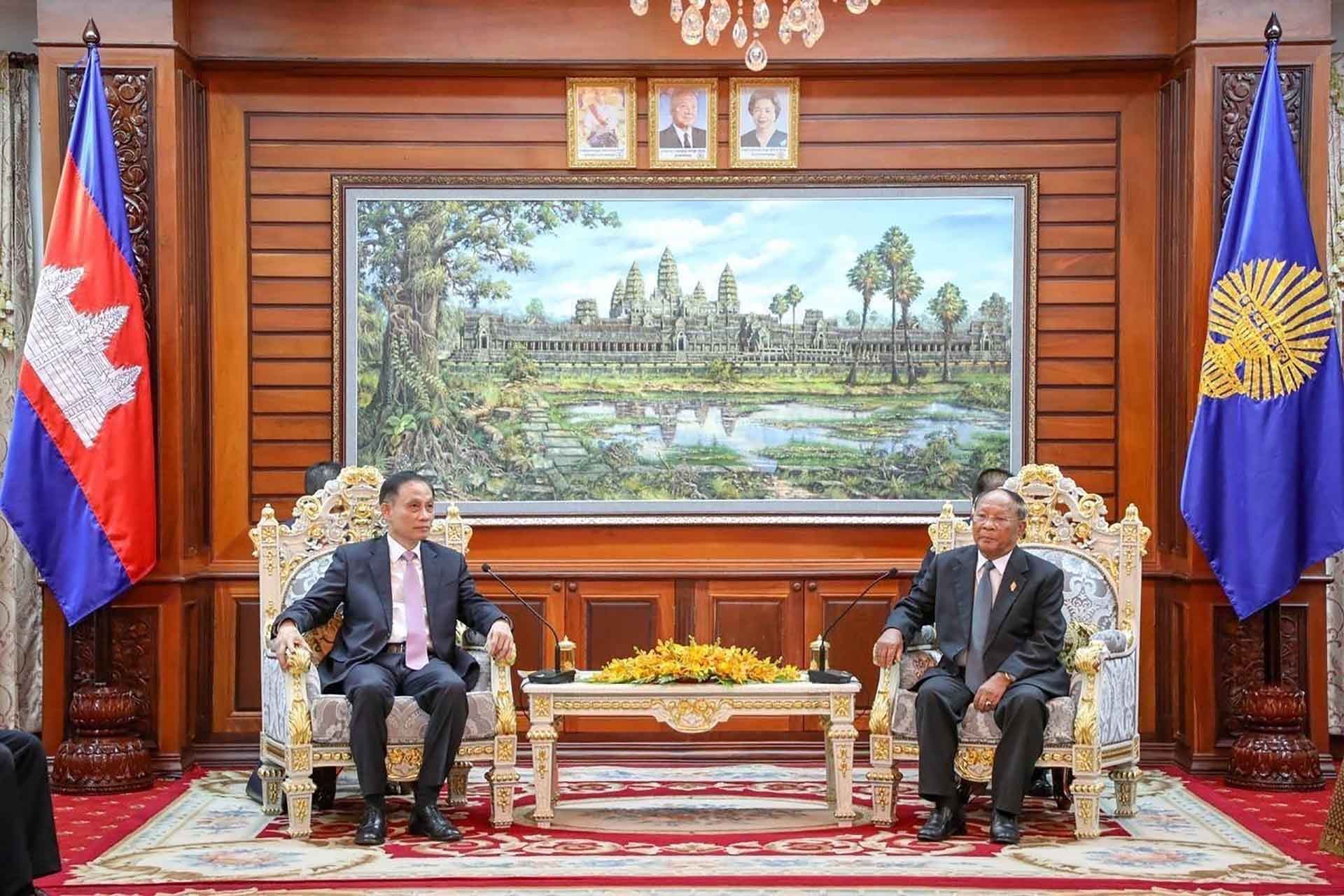 Chủ tịch danh dự Đảng Nhân dân Campuchia, Chủ tịch Quốc hội Campuchia Heng Samrin tiếp Trưởng ban Đối ngoại Trung ương Lê Hoài Trung. (Nguồn: TTXVN)