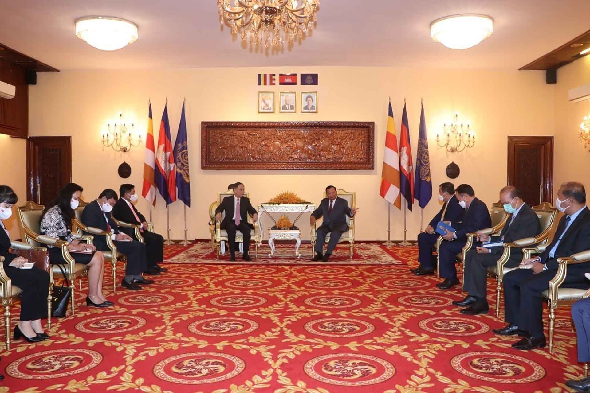 Phó Chủ tịch Đảng Nhân dân Campuchia, Chủ tịch Thượng viện Say Chhum tiếp Trưởng ban Đối ngoại Trung ương Lê Hoài Trung. (Nguồn: TTXVN)
