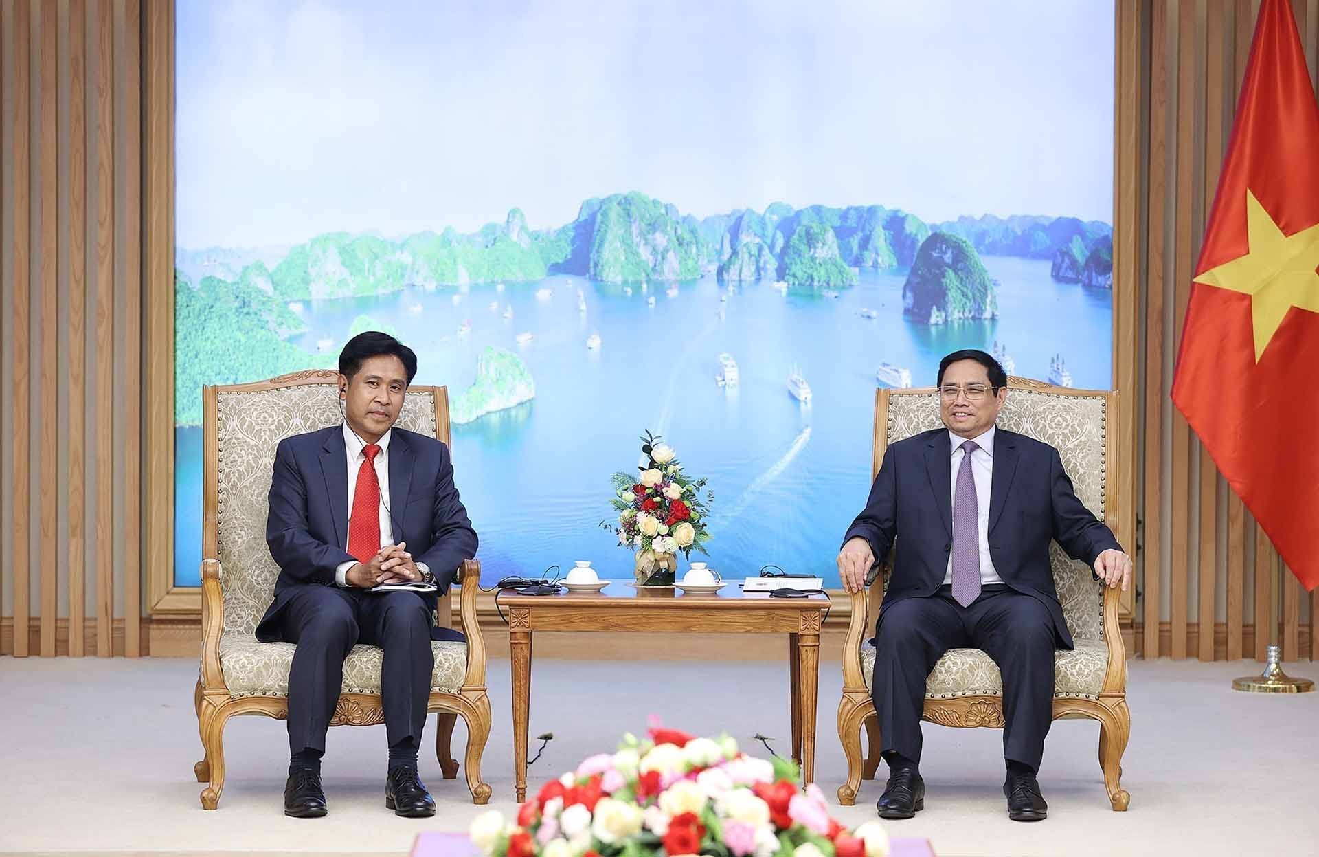 Thủ tướng Phạm Minh Chính tiếp Bộ trưởng Bộ Tư pháp Lào Phayvy Xibualypha. (Nguồn: TTXVN)