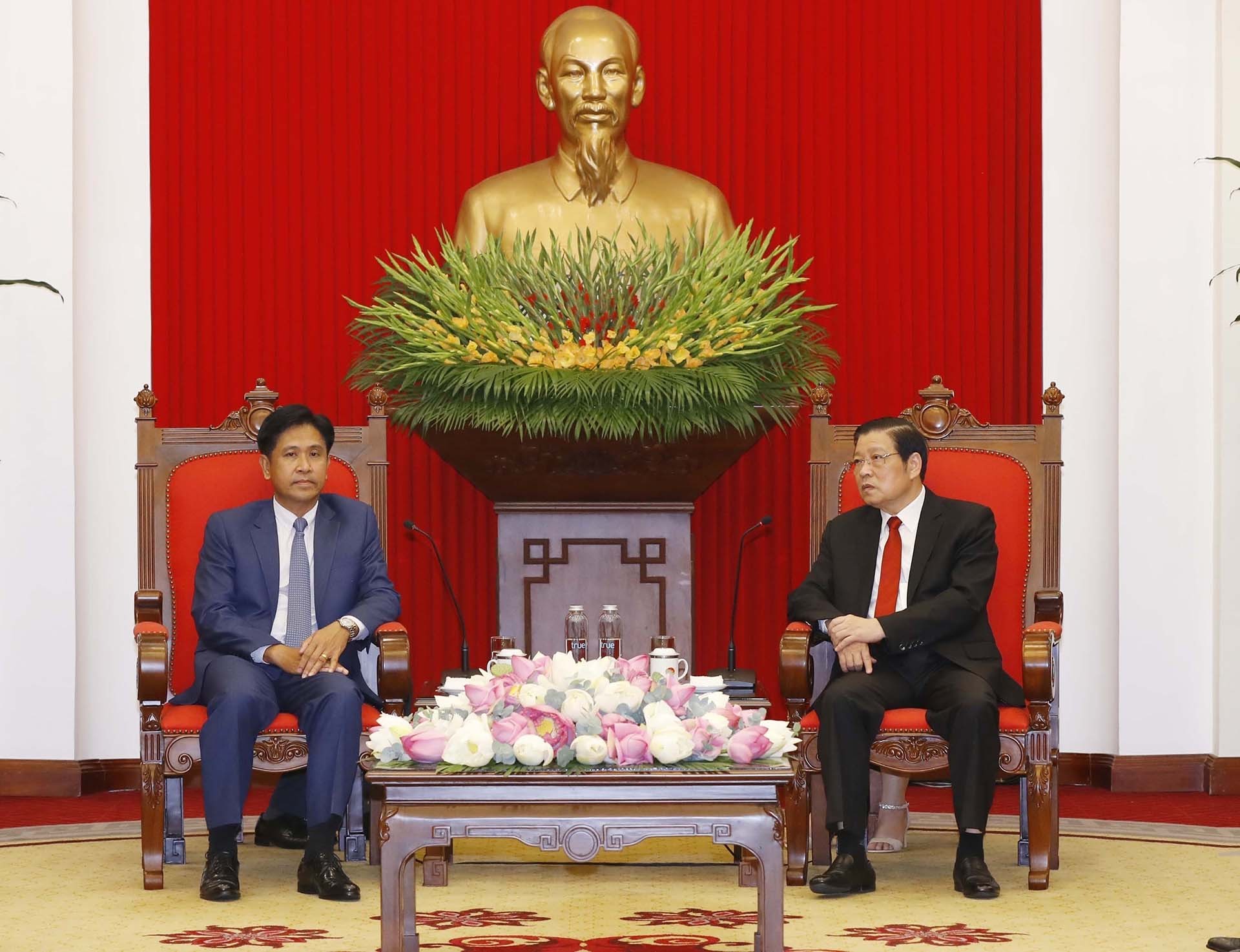 Trưởng Ban Nội chính Trung ương Phan Đình Trạc tiếp Bộ trưởng Tư pháp Lào Phayvy Siboualypha. (Nguồn: TTXVN)