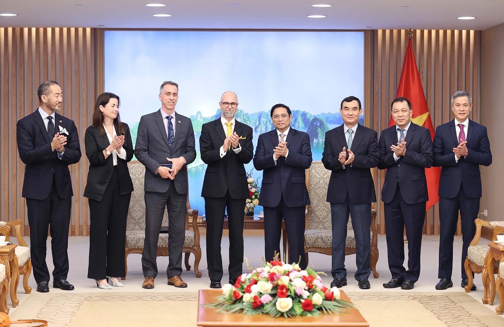 Thủ tướng Phạm Minh Chính và Đại sứ Canada Shawn Steil cùng thành viên đoàn hai nước. (Nguồn: TTXVN)