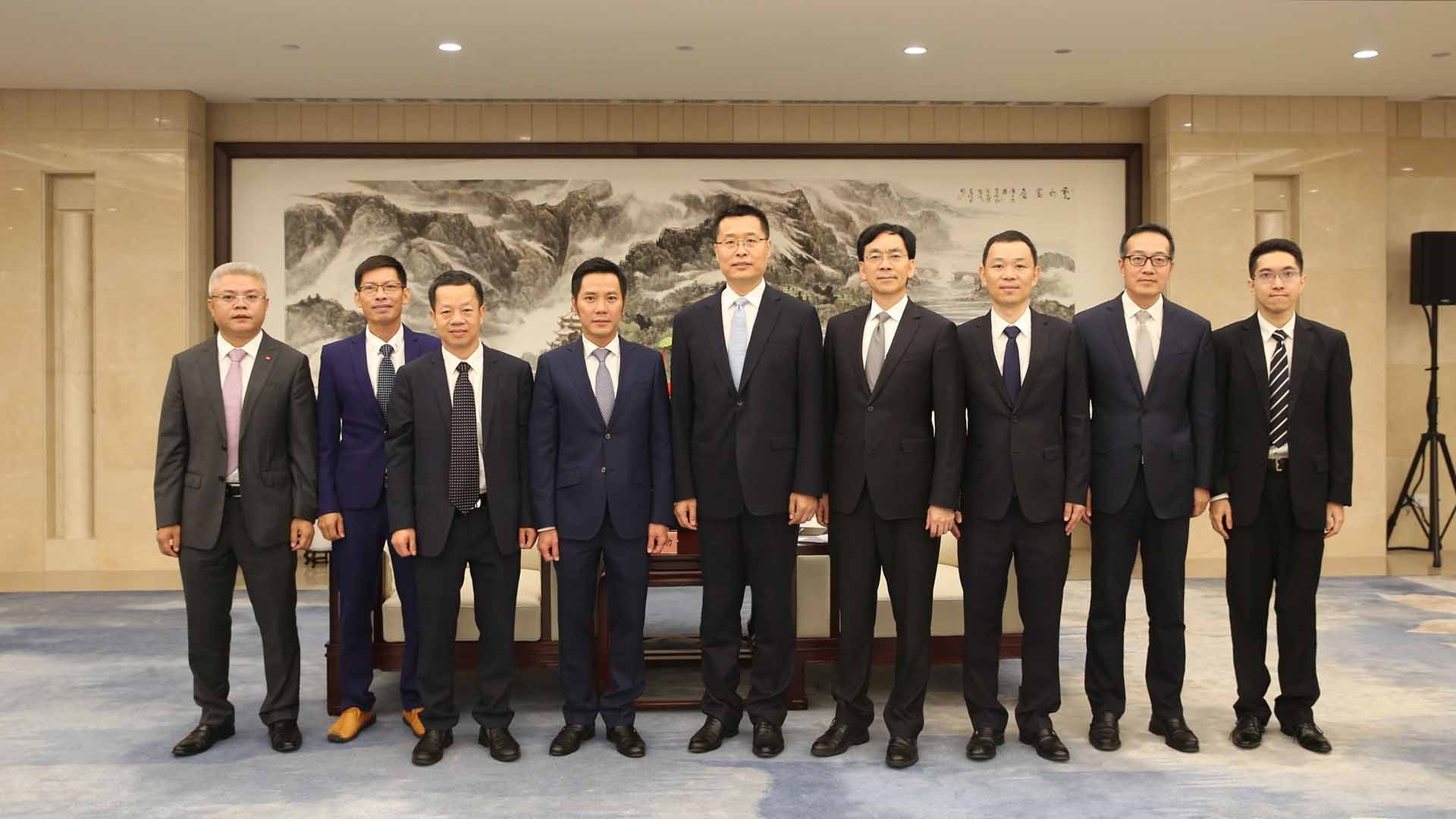 Cán bộ Tổng lãnh sự quán Việt Nam tại Thượng Hải và Văn phòng xúc tiến thương mại Việt Nam tại Hàng Châu chụp ảnh chung với Đại diện các ban ngành tỉnh Chiết Giang