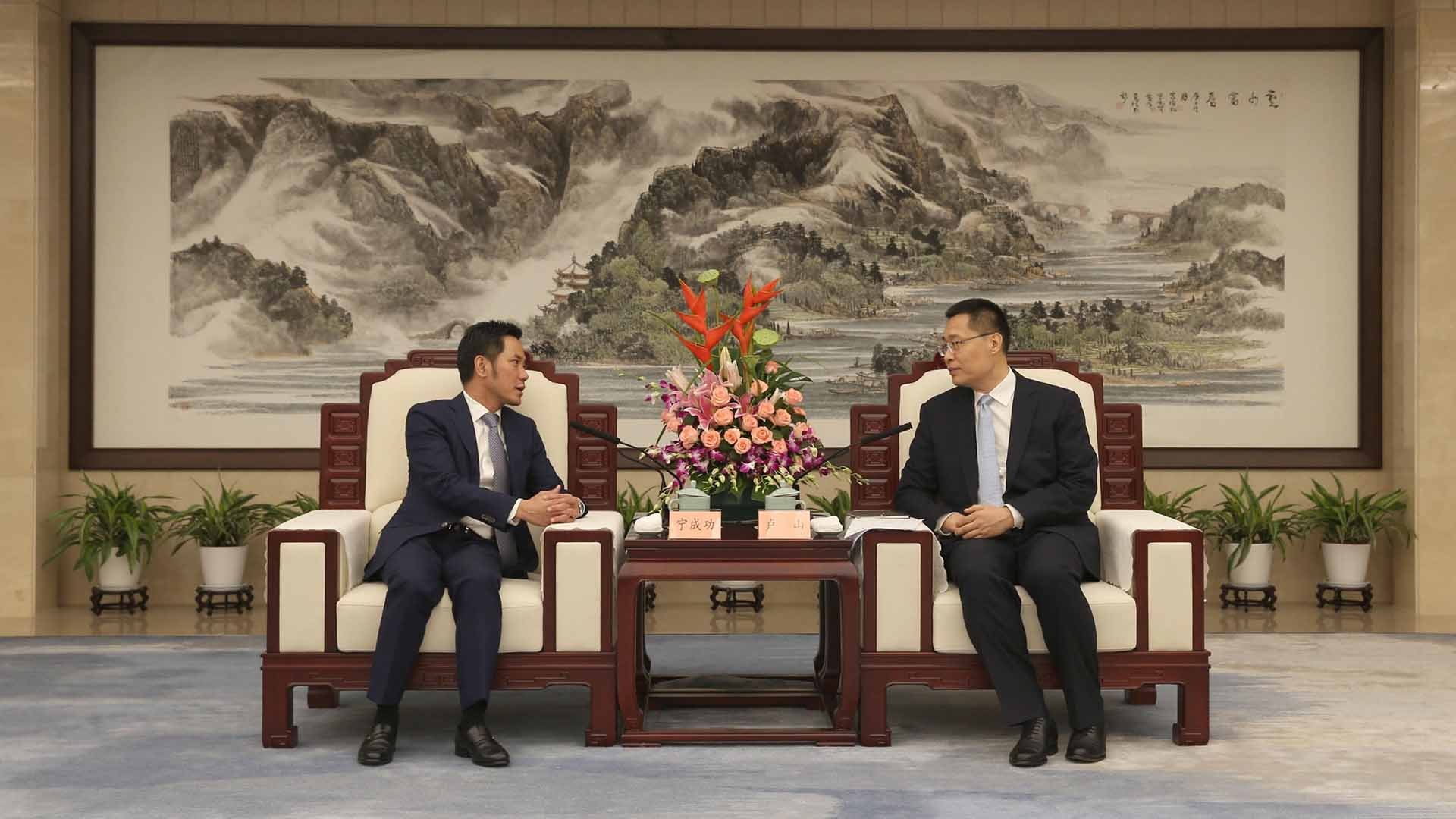 Tổng lãnh sự Ninh Thành Công hội kiến Phó tỉnh trưởng Chiết Giang Lư Sơn