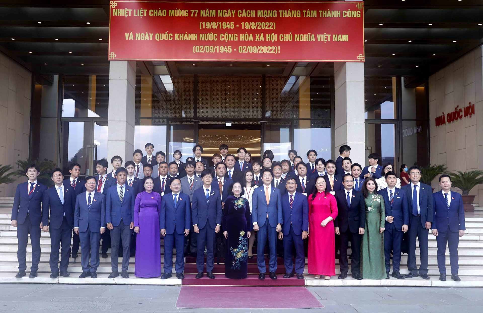 Ủy viên Bộ Chính trị, Bí thư trung ương Đảng, Trưởng Ban Tổ chức Trung ương, Chủ tịch Nhóm Nghị sĩ hữu nghị Việt Nam-Nhật Bản Trương Thị Mai với các đại biểu. (Nguồn: TTXVN)