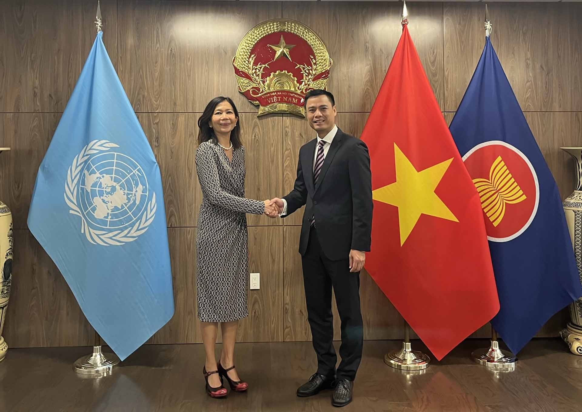 Đại sứ Đặng Hoàng Giang và Điều phối viên thường trú Liên hợp quốc tại Việt Nam Pauline Tamesis. 