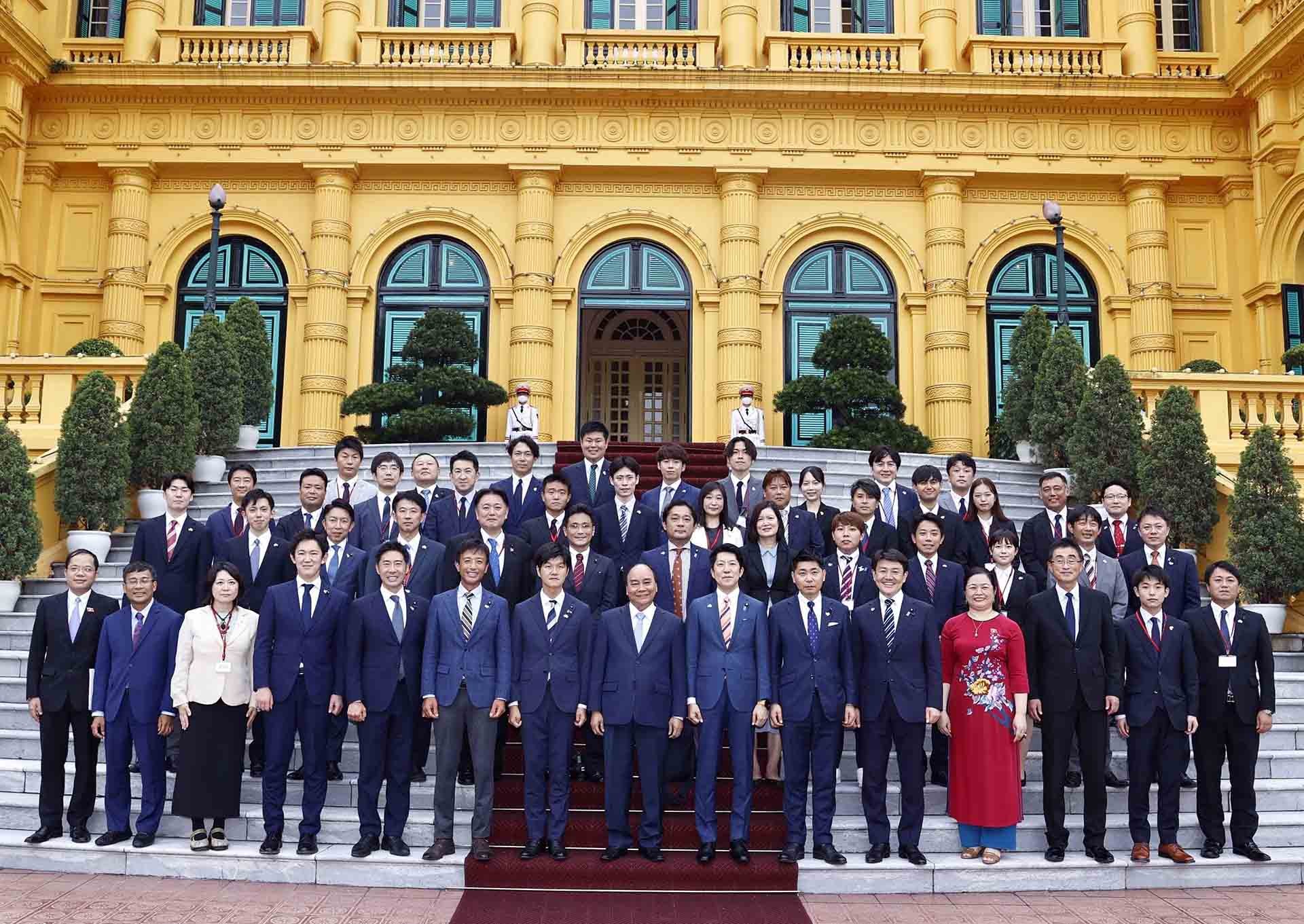 Chủ tịch nước Nguyễn Xuân Phúc và các đại biểu. (Nguồn: TTXVN)