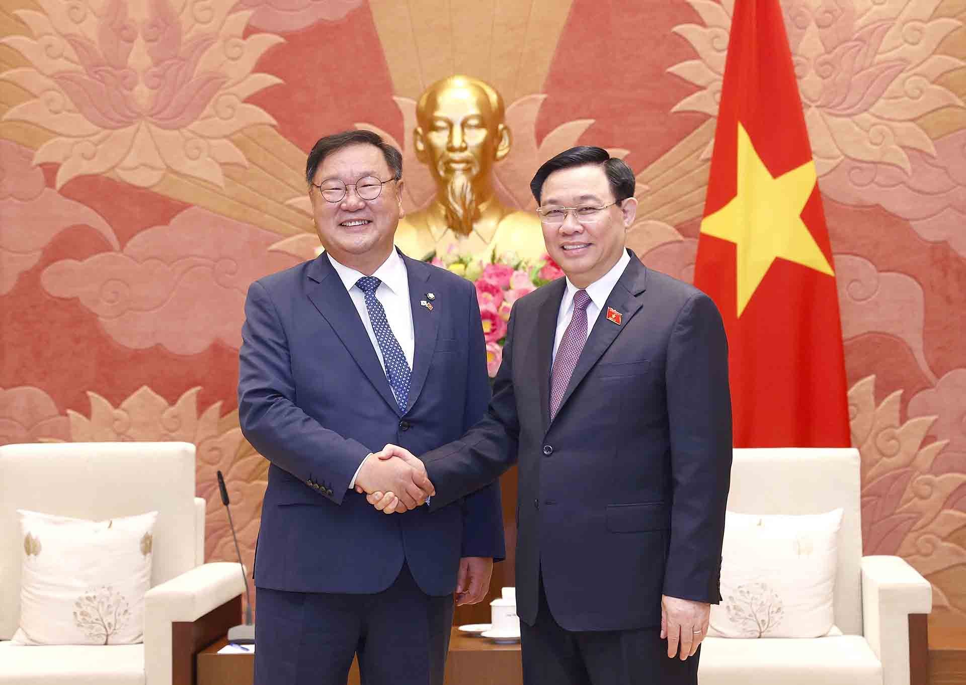 Chủ tịch Quốc hội Vương Đình Huệ tiếp Chủ tịch Nhóm nghị sĩ hữu nghị Hàn Quốc-Việt Nam Kim Tae-nyeon. (Nguồn: TTXVN)