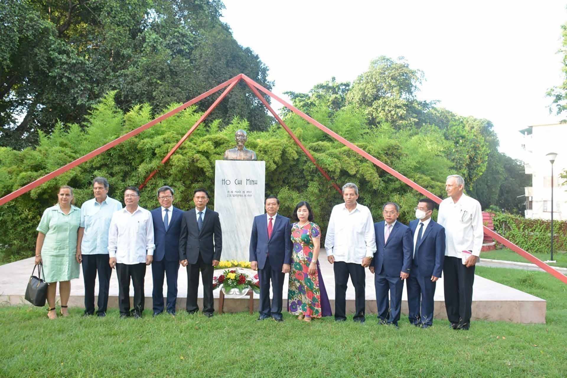 Đoàn đại biểu Ban Tuyên giáo Trung ương, do Ủy viên Trung ương Đảng, Phó Trưởng Ban Thường trực Ban Tuyên giáo Trung ương Lại Xuân Môn dẫn đầu, dâng hoa Tượng đài Chủ tịch Hồ Chí Minh tại công viên mang tên Người ở thủ đô La Habana. . (Nguồn: TTXVN)