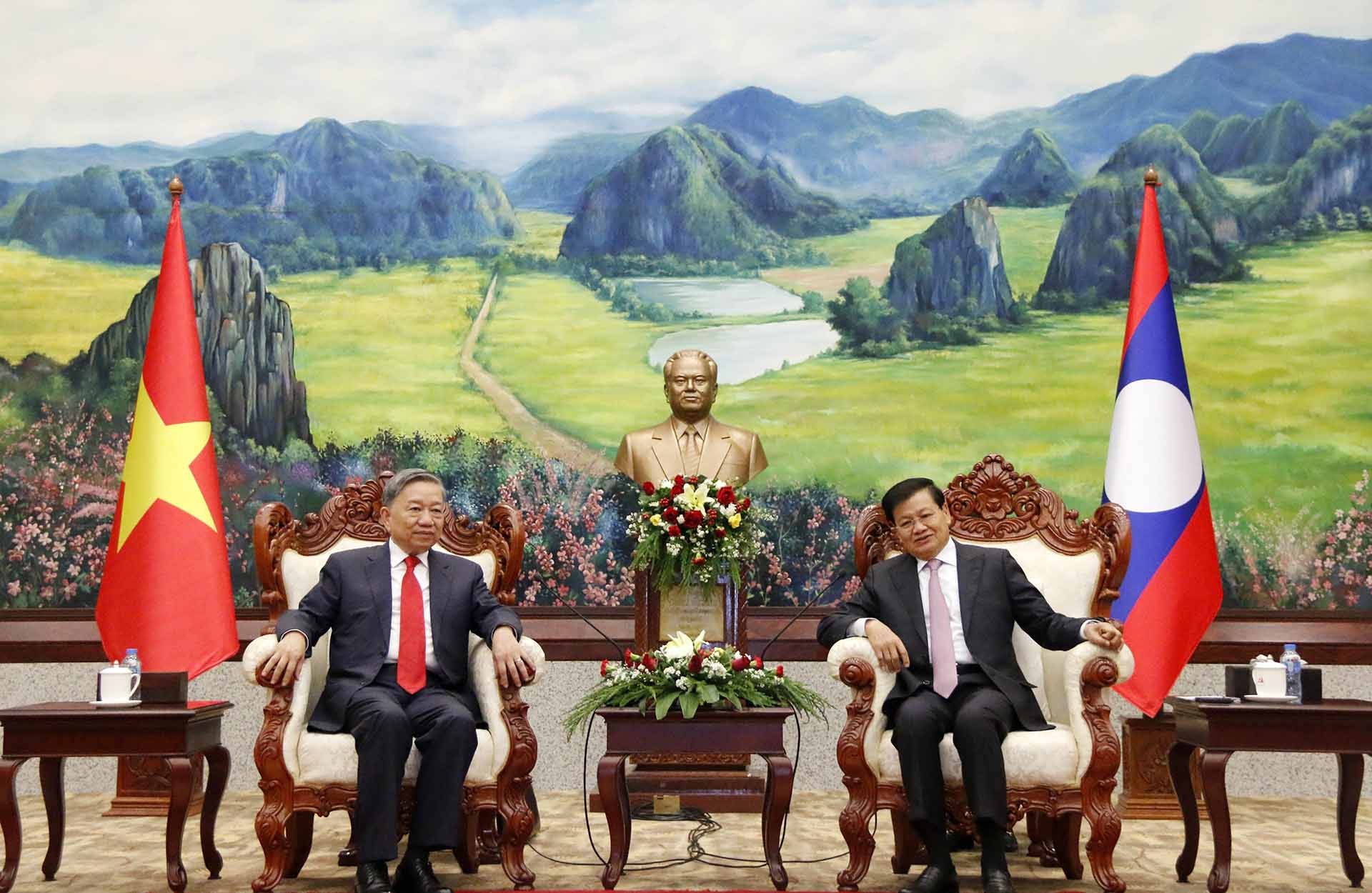 Tổng Bí thư, Chủ tịch nước Lào Thongloun Sisoulith tiếp thân mật Bộ trưởng Bộ Công an Tô Lâm đến chào xã giao. (Nguồn: TTXVN)