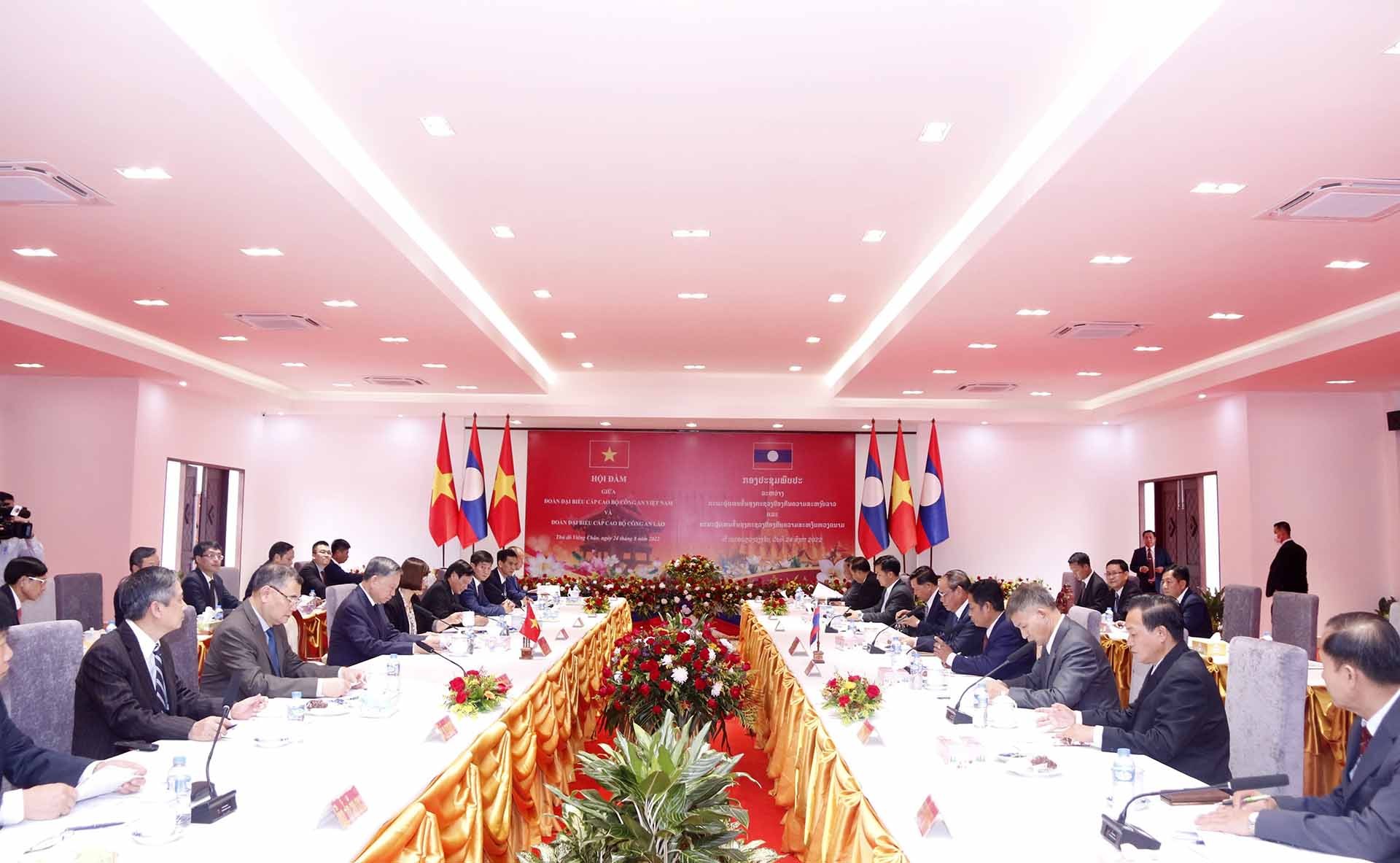 Quang cảnh cuộc hội đàm giữa hai đoàn cấp cao Bộ công an Lào và Việt Nam. (Nguồn: TTXVN)