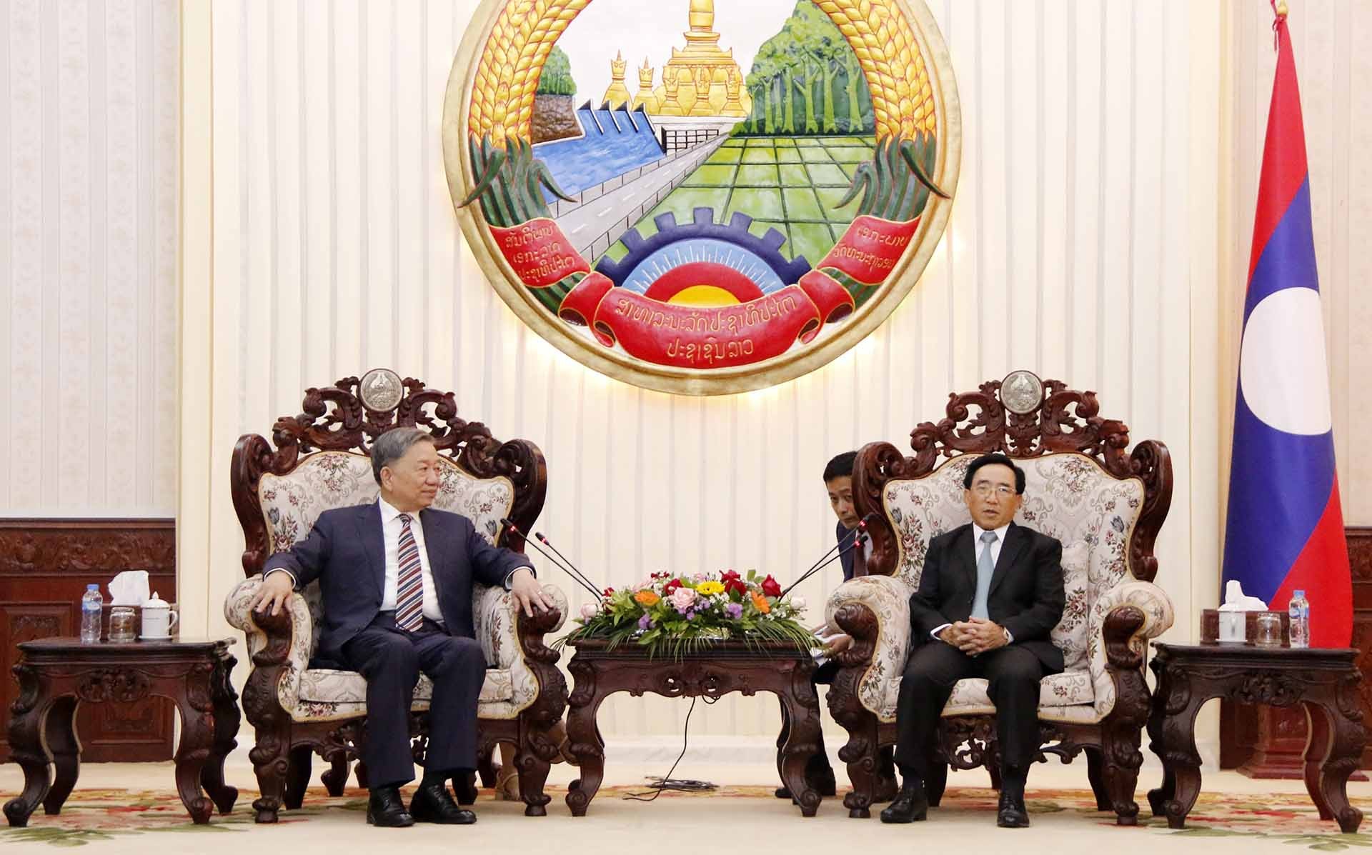 Thủ tướng Lào Phankham Viphavan tiếp thân mật Bộ trưởng Bộ Công an Tô Lâm đến chào xã giao. (Nguồn: TTXVN)