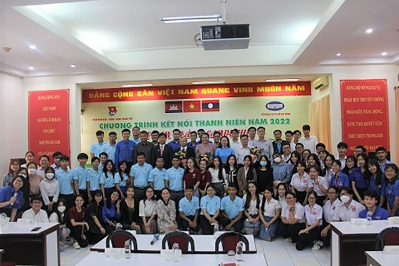 Chương trình có sự tham dự của hơn 100 đại biểu là cán bộ và thanh niên, sinh viên ba nước Việt Nam-Lào-Campuchia.