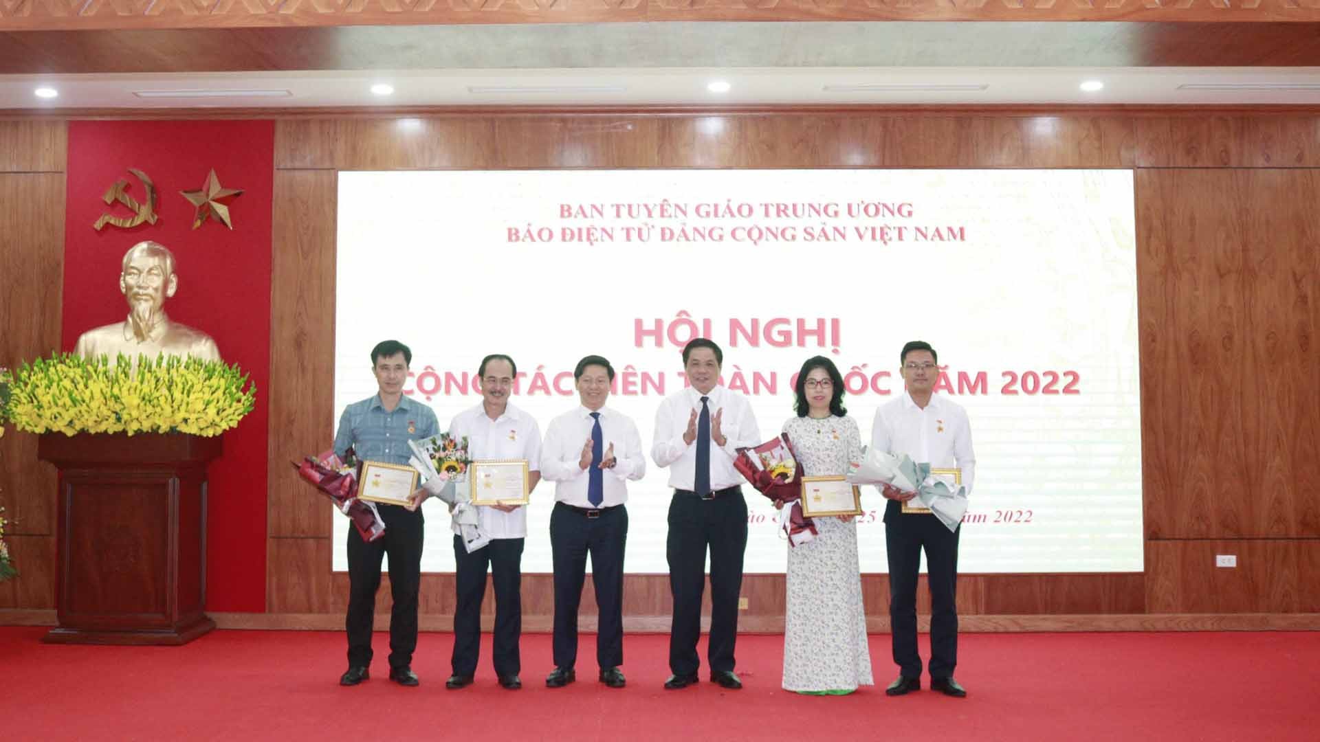 Phó Trưởng ban Tuyên giáo Trần Thanh Lâm và Tổng biên tập Báo điện tử Đảng Cộng sản Việt Nam Trần Doãn Tiến trao Kỷ niệm chương cho các cộng tác viên tiêu biểu 