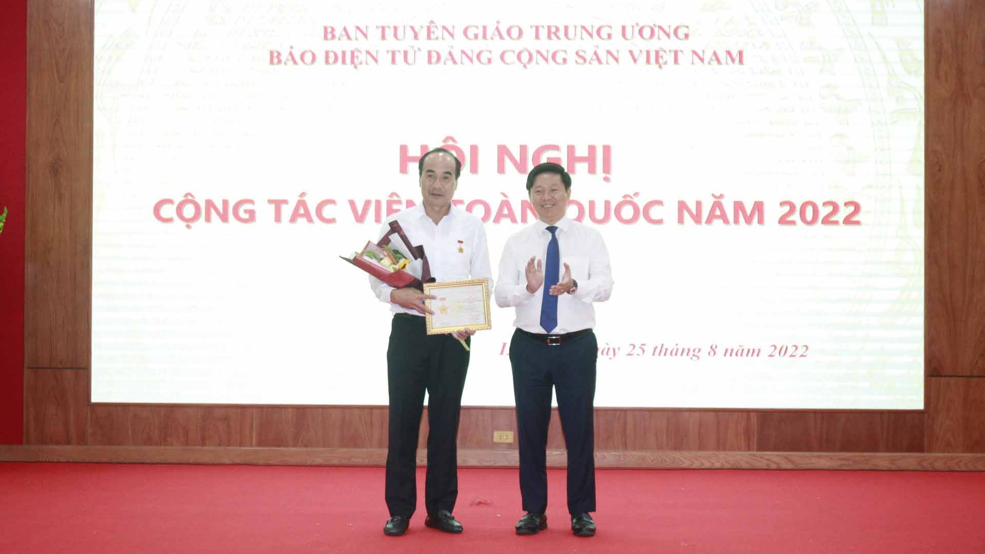 Phó Trưởng ban Tuyên giáo Trần Thanh Lâm trao Kỷ niệm chương tặng Vũ Xuân Cường, Phó Bí thư Thường trực Tỉnh ủy, Chủ tịch HĐND tỉnh Lào Cai.