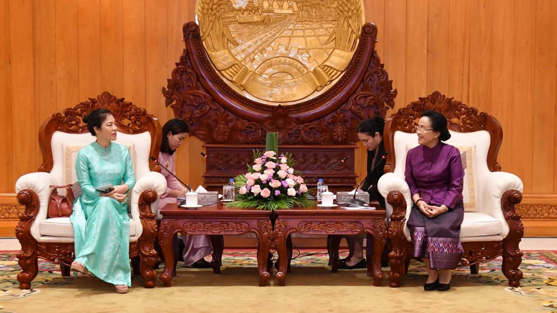 Thắt chặt hơn nữa tình đoàn kết, gắn bó giữa cán bộ nữ hai Bộ Ngoại giao Việt-Lào